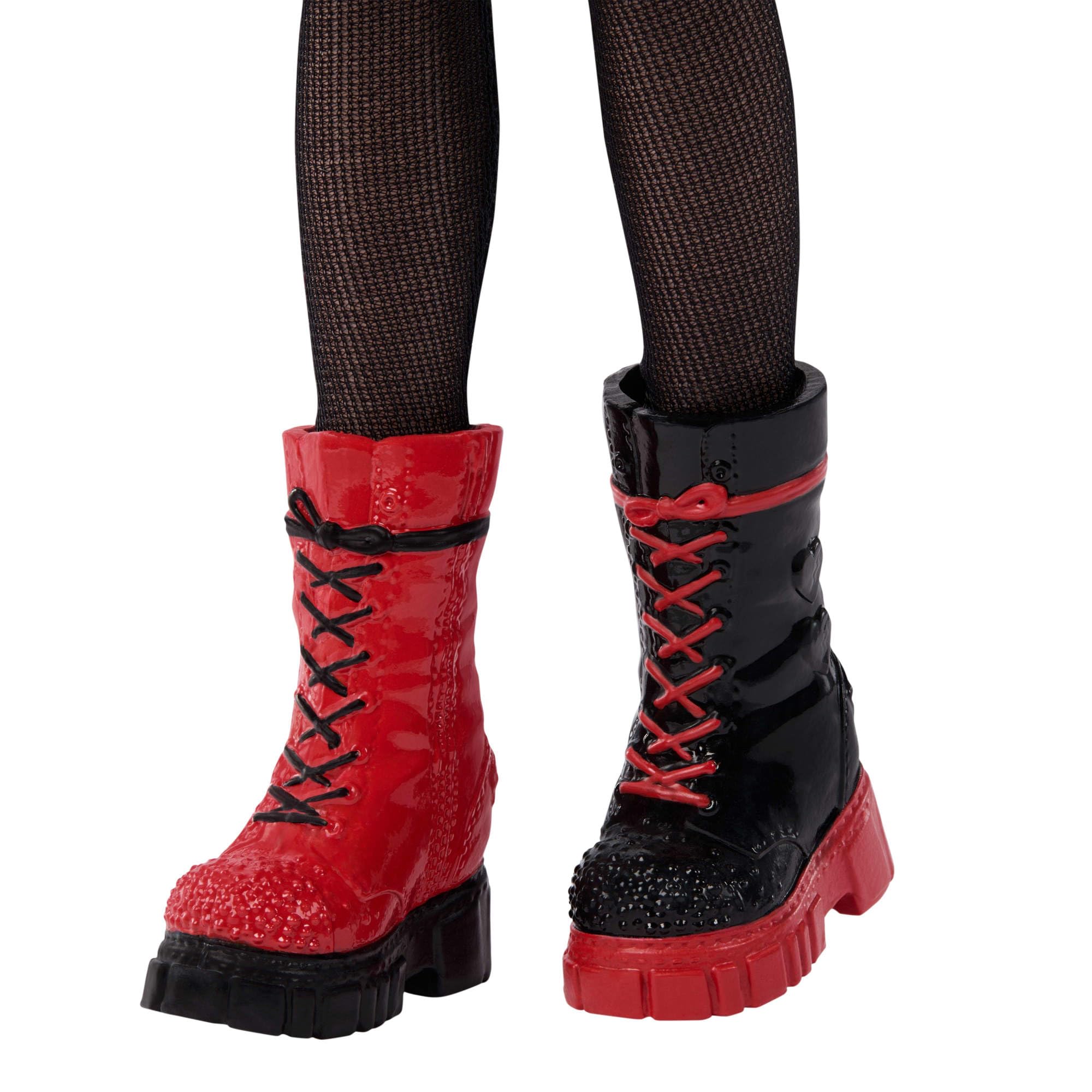 Mattel Disney Descendants: Wicked Wonderland - Red figlia della Regina di Cuori, bambola ispirata al film con abito rosso e nero e accessori rimovibili inclusi, JMP45 | Bambola alla moda figlia della Regina di Cuori con abito rimovibile e mazzo di carte,