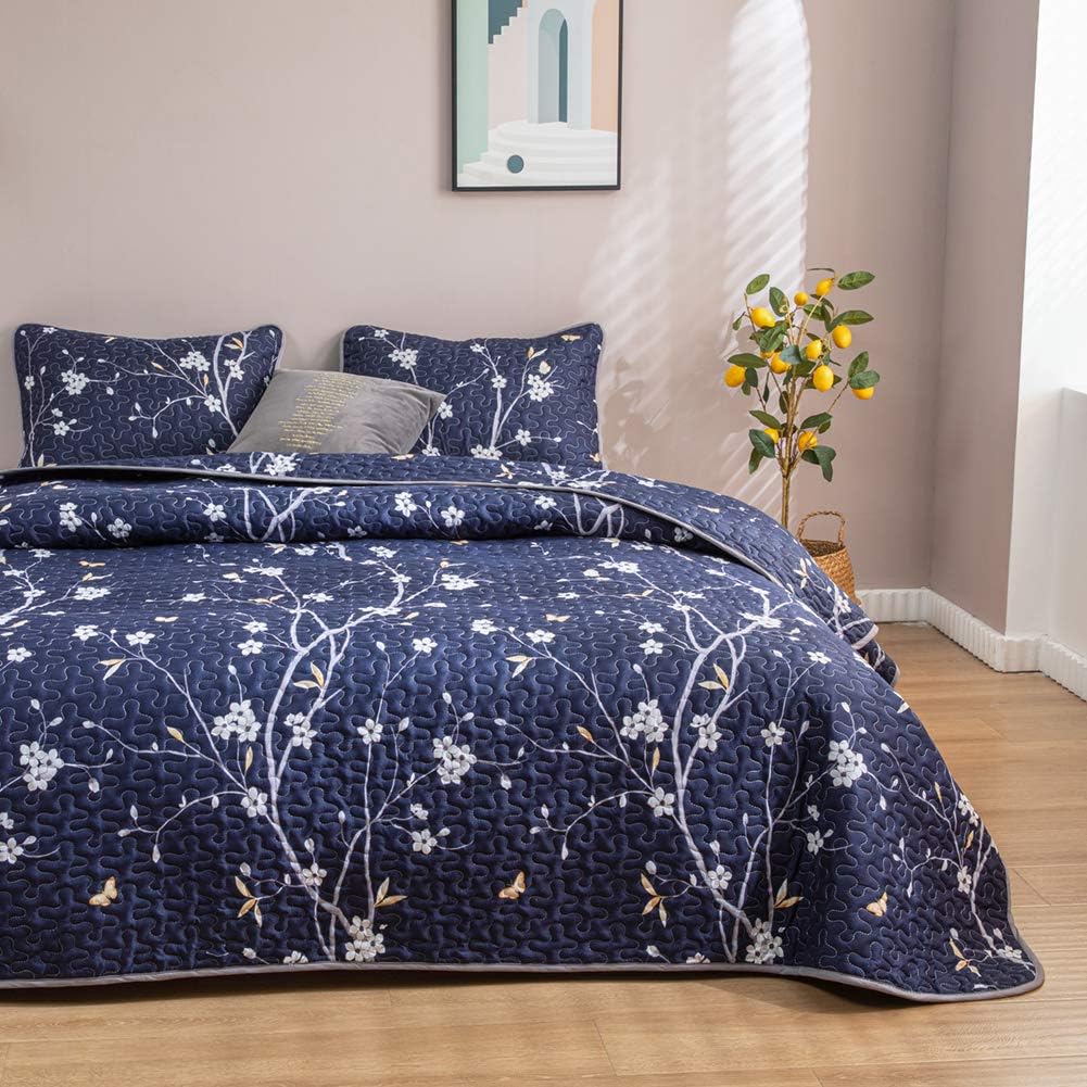 Bedorm Bedding Set 3 Pieces Reversible King Plum Blossom Quilt Set Navy Blue Floral Soft Microfiber Lightweight Branches Flowers Coverlet Bedspread, 1 Quilt and 2 Pillowcases(King, Navy)