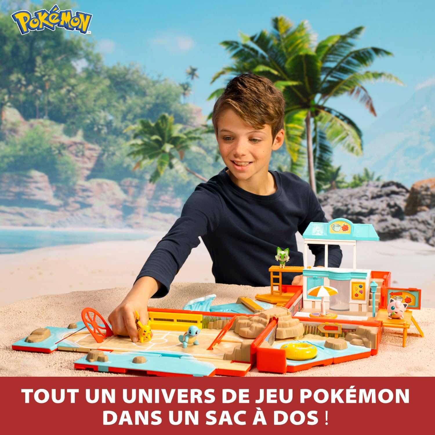 BANDAI - Pokémon - Sac à Dos du dresseur Plage - Univers de Jeu Pokémon avec Mini-Jeux - Sac Qui se transforme en Aire de Jeu Plage - Figurine Pikachu Incluse - Coffret Jouet Enfant 4 Ans et + JW3424