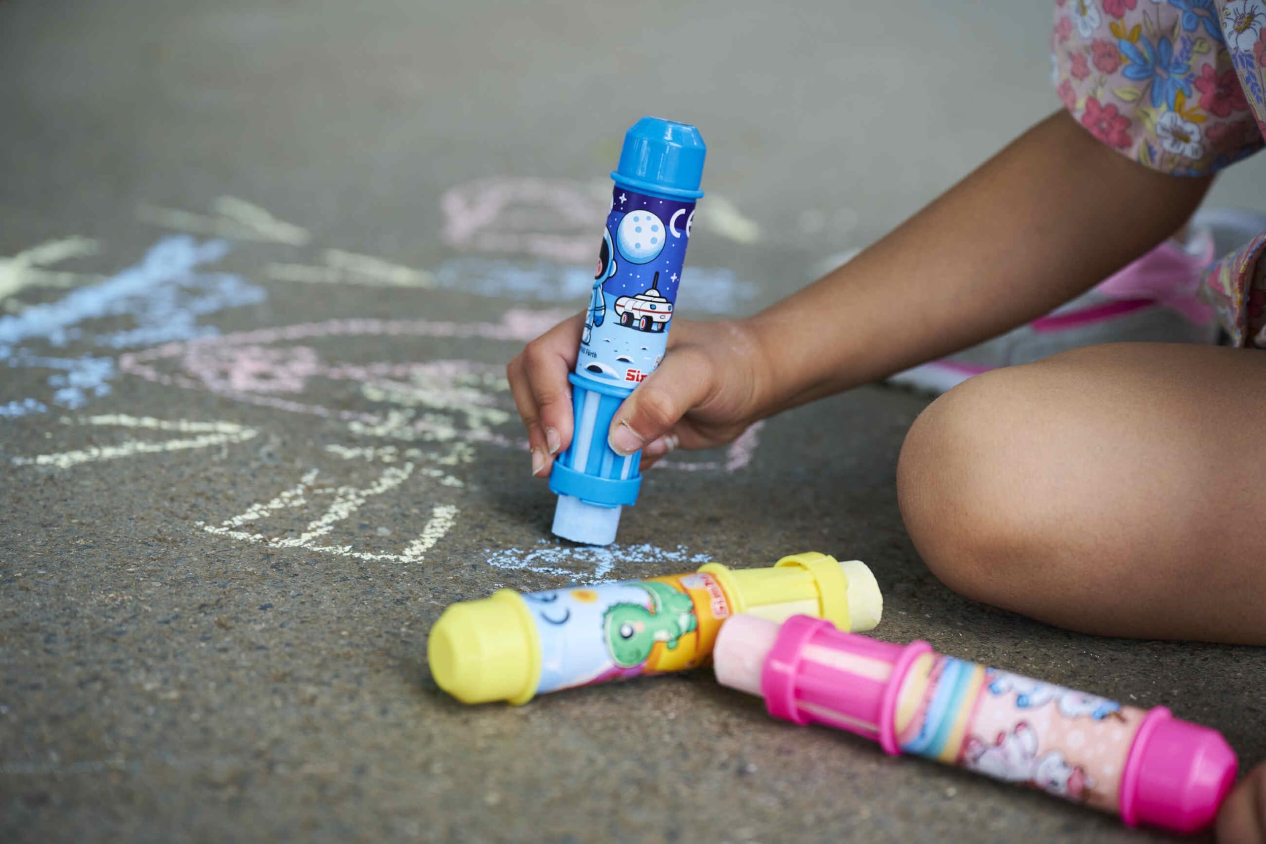 Simba 3 Soportes Para Tiza Callejera Con 3 Diseños – Incluye Tizas De 3 Colores – Juguete De Pintura Al Aire Libre Para Niños +3 Años – Regalo Creativo Y Portátil