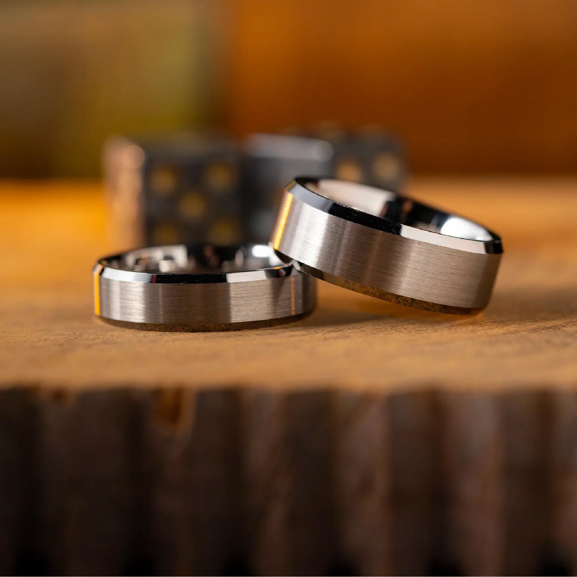 Manly Bands: Alianzas y anillos de boda para hombre, acabado pulido o satinado, ajuste cómodo, anillo elegante para hombres, anillo de silicona incluido
