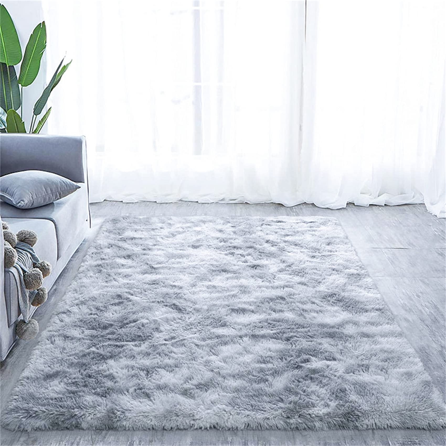 Tapis de salon gris élégant créant un coin jeu doux pour enfant