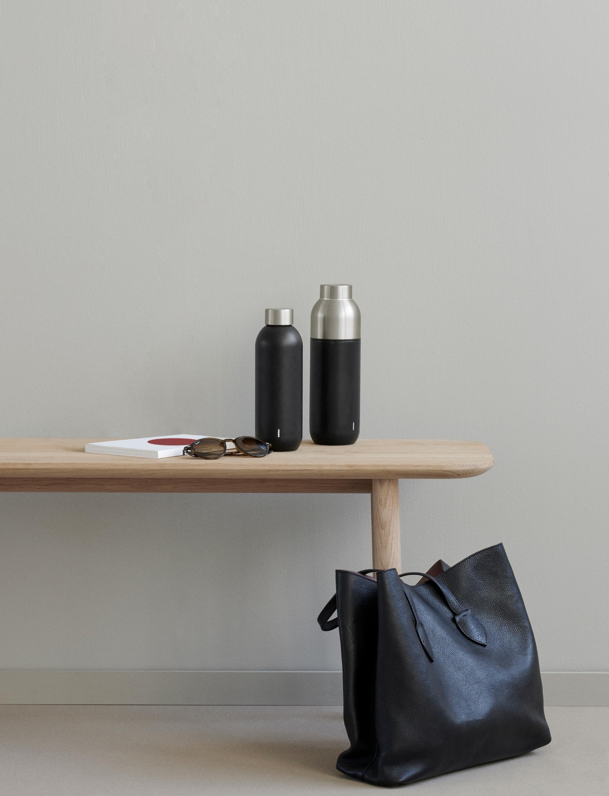 Stelton Thermosflasche Keep Cool - Thermo-Trinkflasche - Doppelwandige Isolierkanne - Moderner Design-Thermobecher für Wasser, heiße & kalte Getränke, Kaffee, Tee - 0,6 Liter, Schwarz