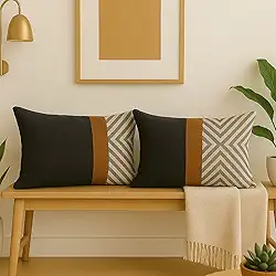 Kit 2 Capa de Almofada Decorativa Retangular, Linho Cru com Couro Caramelo e Estampa Geométrica Preto, 30x50cm