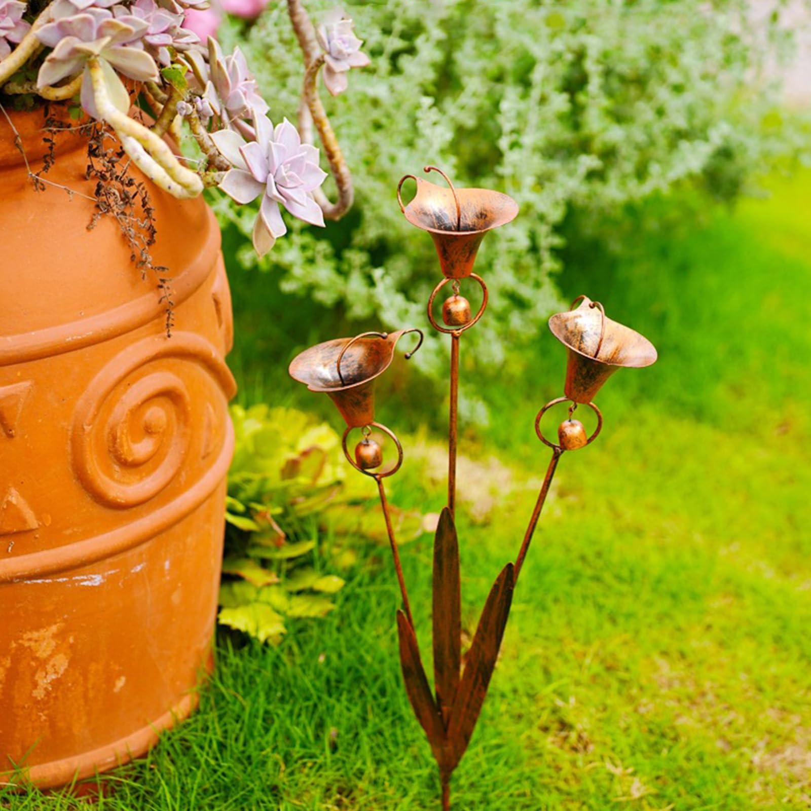 Poteau décoratif de Jardin en métal Calla Lily avec Triple Cloches - Sculpture Florale de 60 cm en Bronze pour extérieur, décoration de Jardin, Fleurs de lys, élément d'art pour Cour, Patio