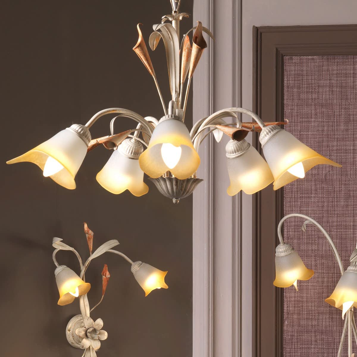 Onli Lucrezia - Lampadario 5 Luci. Struttura in Metallo Color Avorio. Paralumi in Vetro Satinato