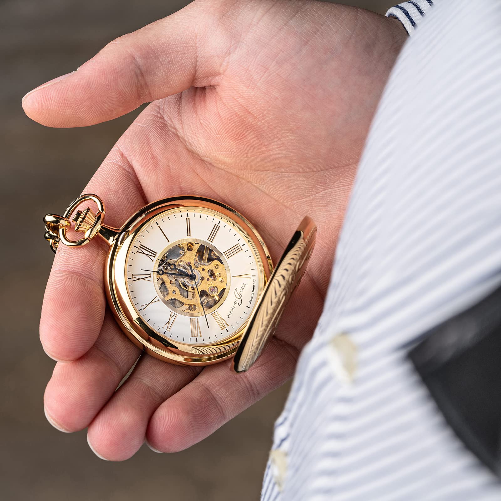Hermann Jäckle Herren Taschenuhr Wien Vergoldet Skelett 50 mm | Made in Germany, vergoldetes Gehäuse, Handaufzugswerk, römische Ziffern, inklusive Kette und Reiseetui.