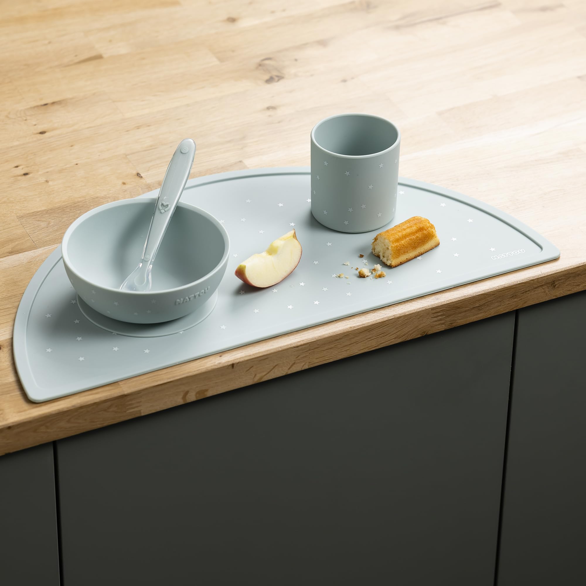 Nattou Vajilla Infantil de Silicona, 4 Piezas, 1 Cuchara, 1 Bol con Tapa, 1 Taza para Beber, 1 Mantel Individual, Sin BPA, Silicona, Verde