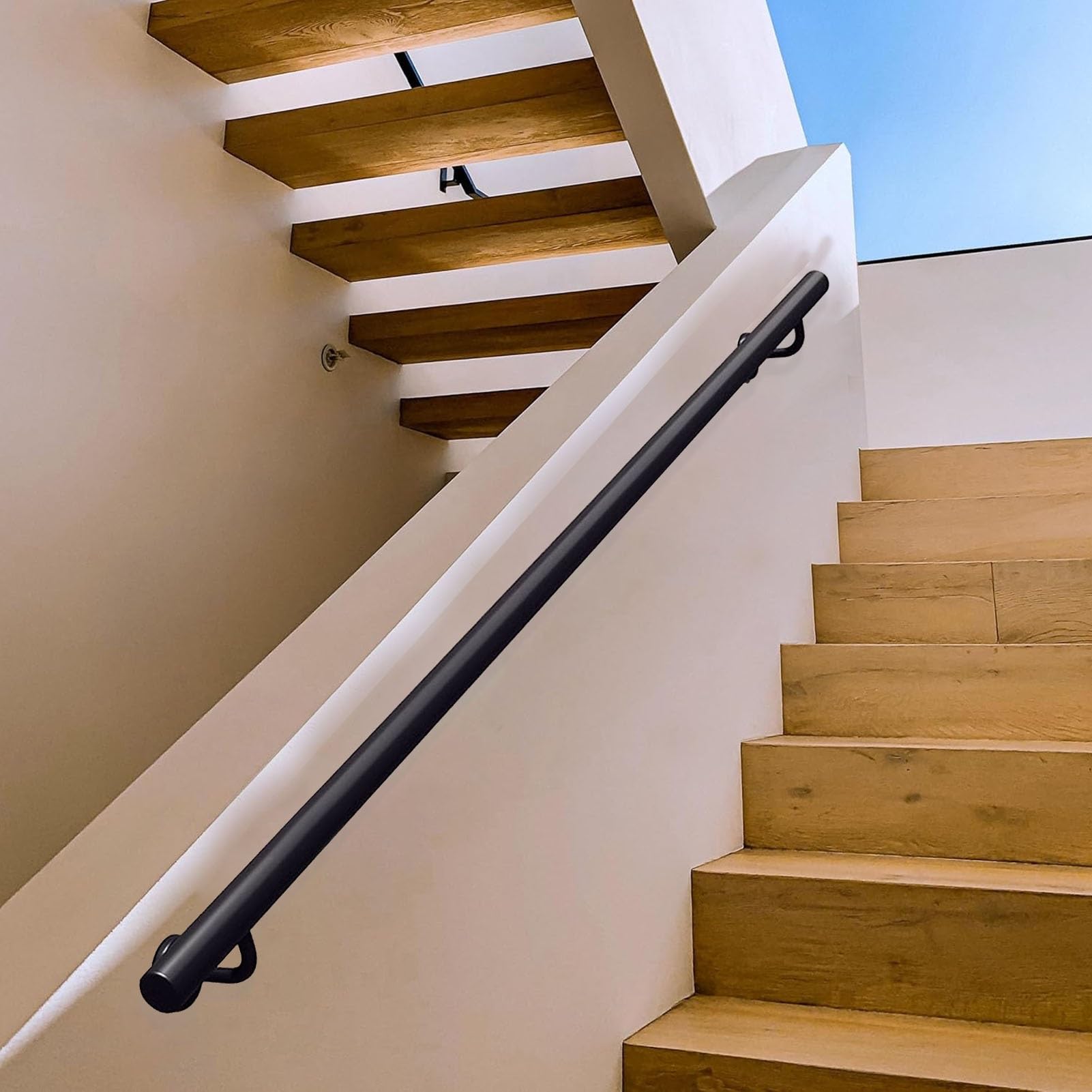 Rampe d'escalier en fer forgé noir au design élégant pour aménagement intérieur de loft