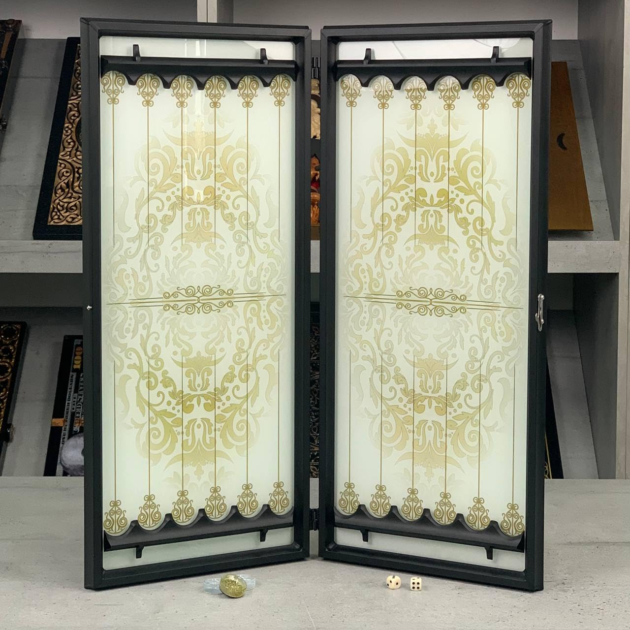 Ensemble de luxe Backgammon en verre – Édition Royal White & Gold – Jeu de société exclusif avec verre trempé et cadre en aluminium – Coffret élégant design baroque