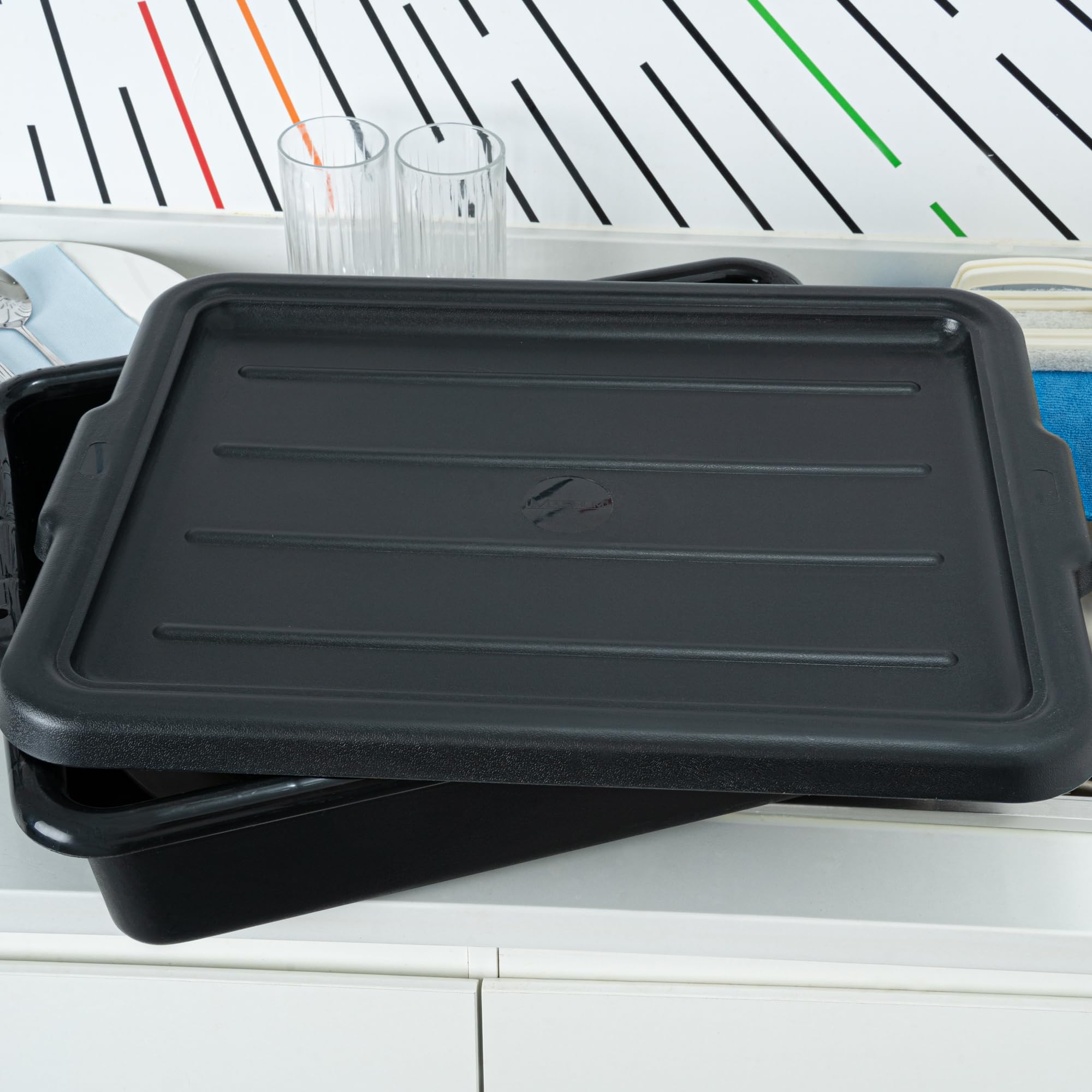 Restaurantware RW Clean Buswanne und Deckel, 55,9 x 40,9 x 17,8 cm, tiefer Kunststoff-Buswanne, mit Schnappdeckel, griffigem Griff, Schwarze Kunststoff-Restaurantbox und Abdeckung, für