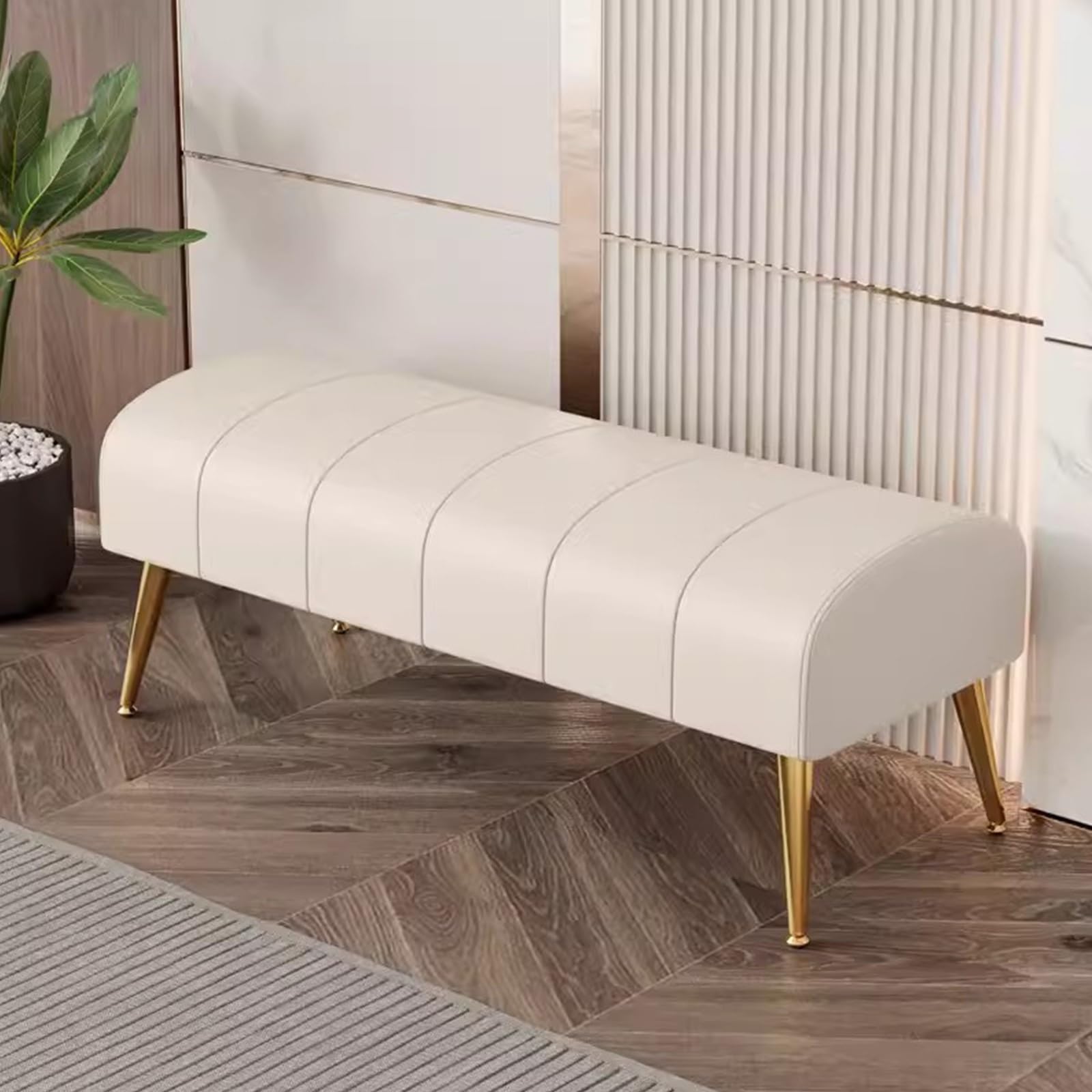 Repose-pieds rectangulaire en cuir beige avec pieds dorés pour bout de lit