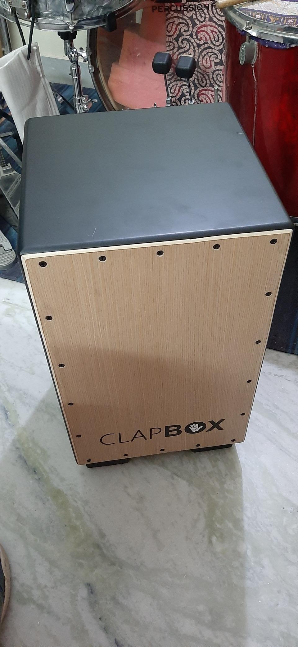 Clapbox Cajon CB11 -Black, Oak (H:50 W:30 L:30) - 3 Internal Snares ...