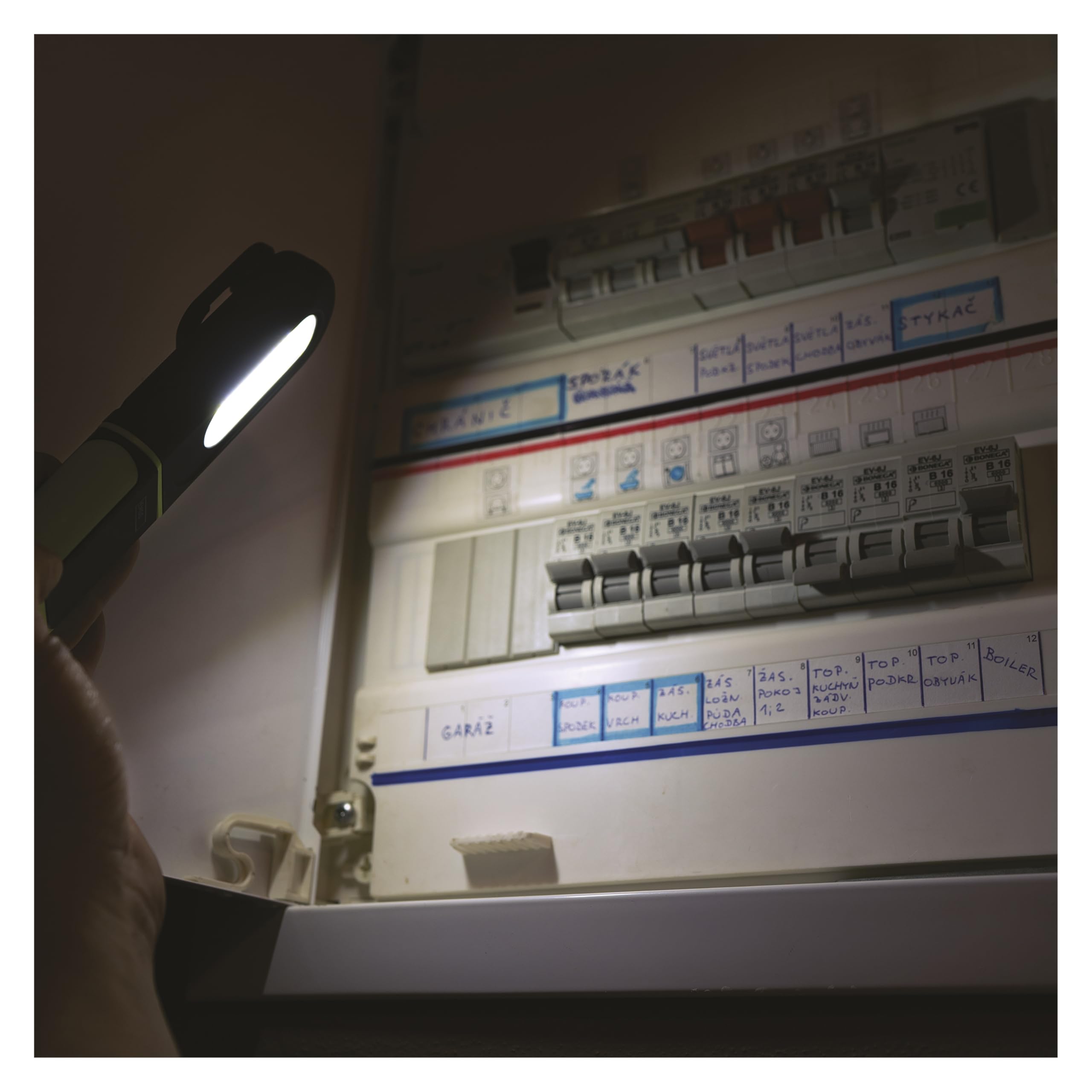 EMOS - Lampe de travail LED rechargeable - Base magnétique, crochet, réglable - Résistant aux chocs, étanche - 300 lm, max. 45 m - 3 modes d'éclairage - 7 heures - Câble USB - IP43 pour l'extérieur