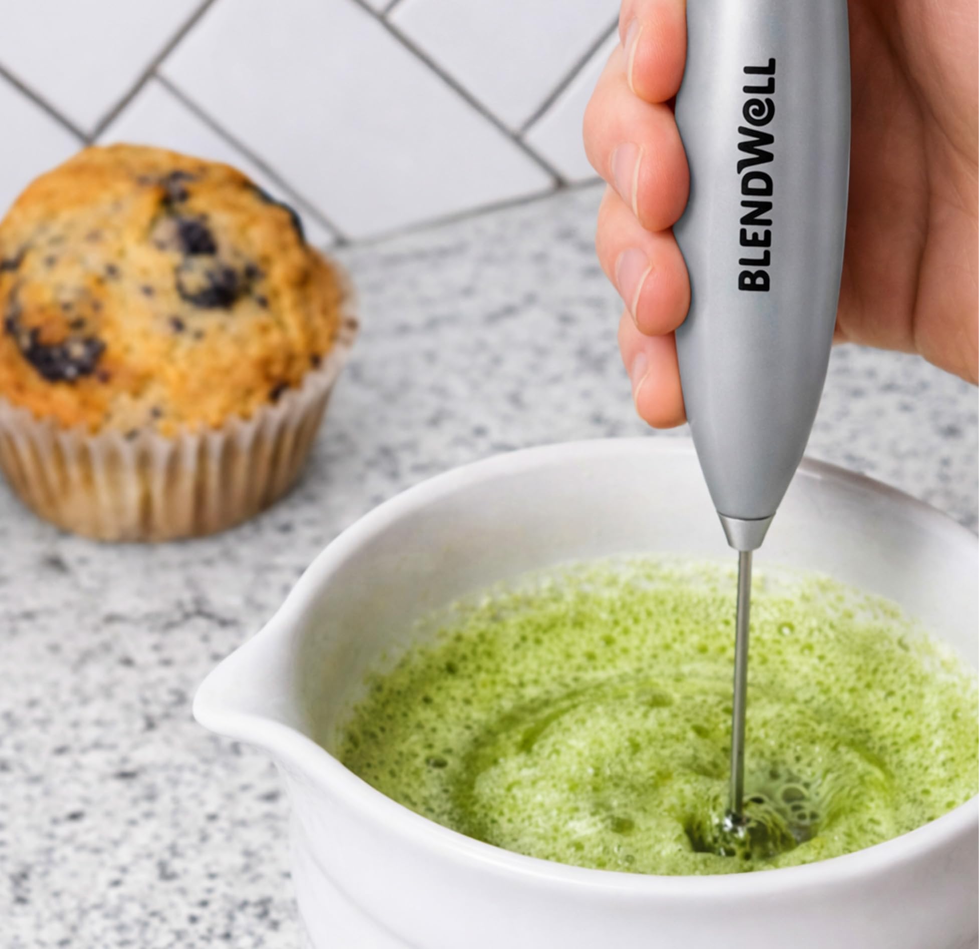 BlendWell Elektrischer Milchaufschäumer für Matcha und Kaffee, Handheld Batteriebetriebener Getränkemischer mit Ständer, Edelstahl-Schneebesen, Silber