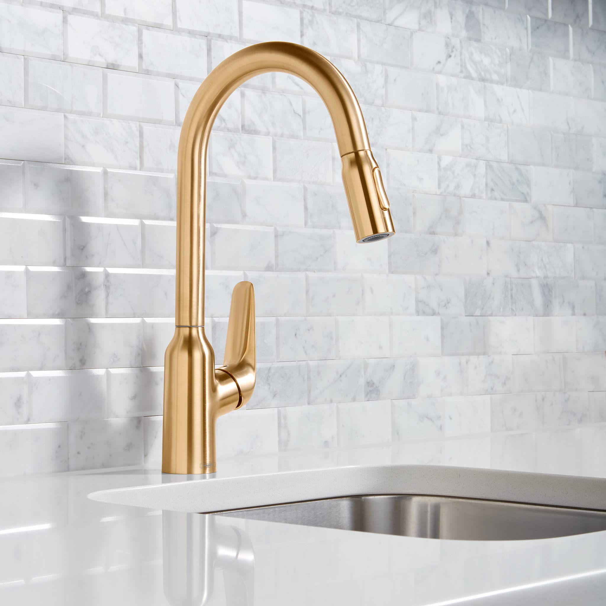 hansgrohe Focus N - Grifo de cocina de arco alto con 1 mango de 40,6 cm de alto, rociador de extracción fácil de limpiar en oro cepillado óptico, 71800251