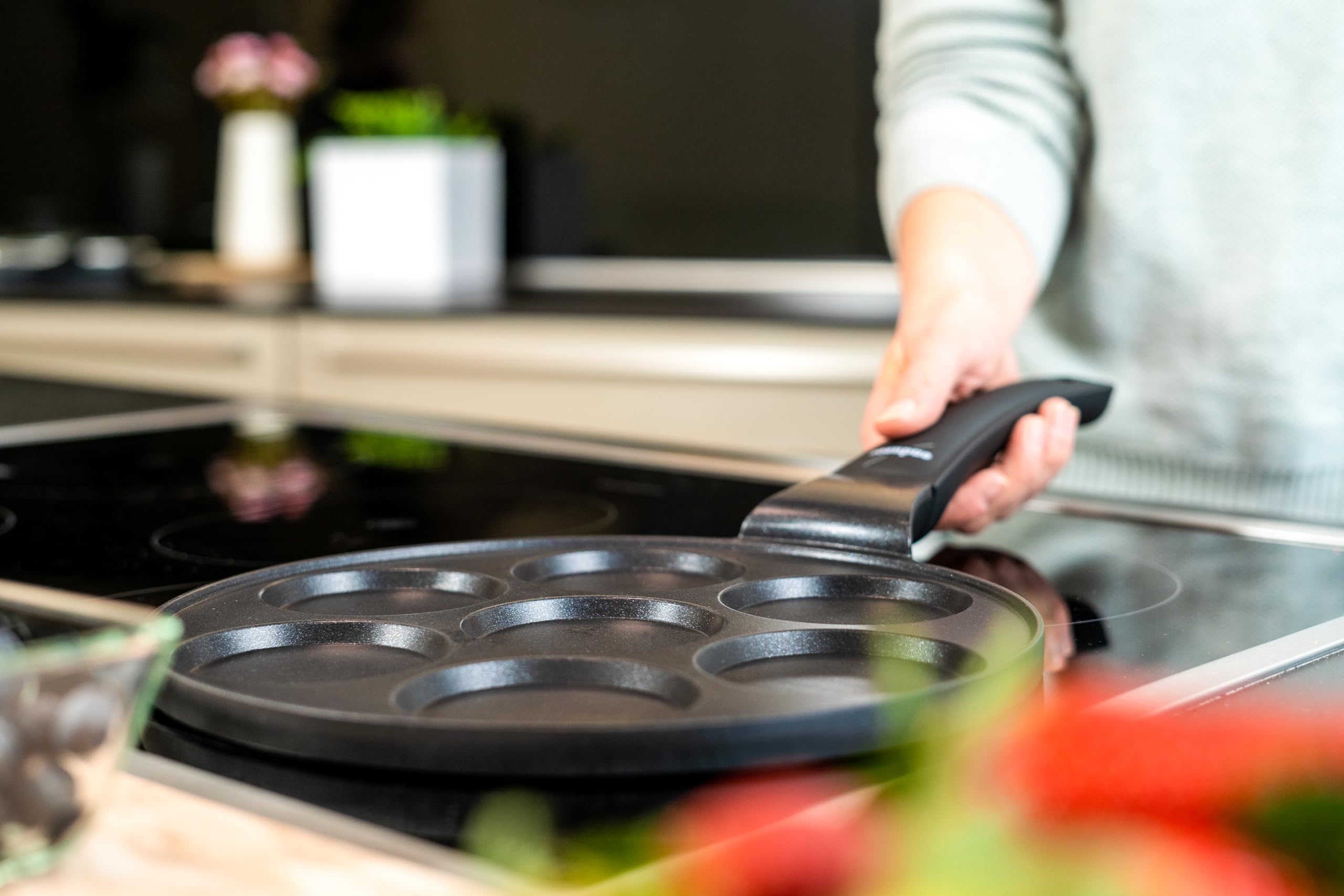 endusor Poele a pancakes induction - Poele pancakes avec un diamètre de 26cm + revêtement anti-adhésif | Plaque à Induction Gaz Céramique Électrique Halogène | 7 trous pour Pancake Blinis Oeuf Crêpe