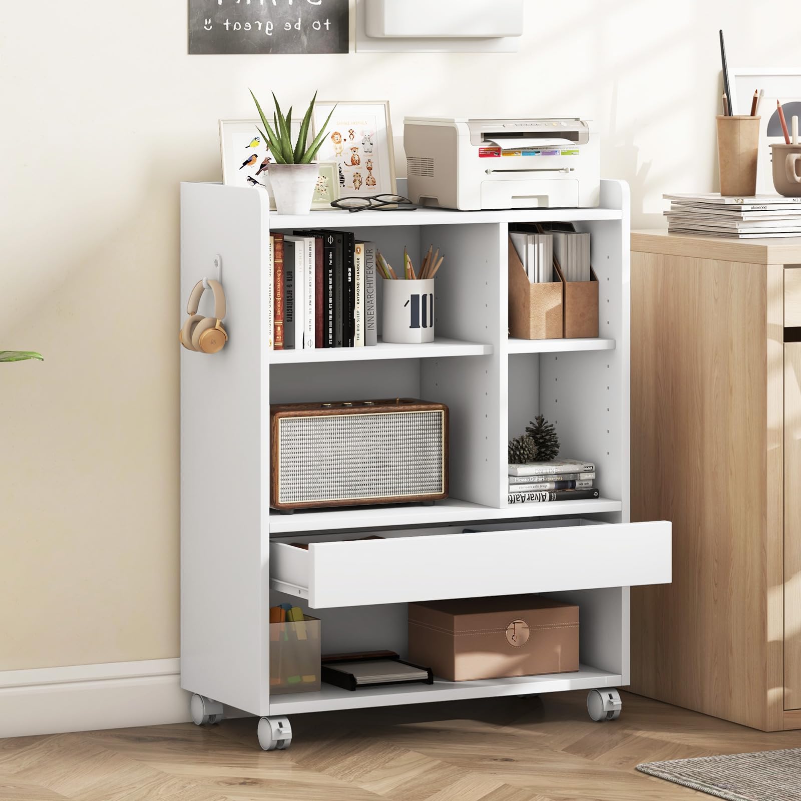 KOMFOTTEU Mobile Porta Stampante con Cassetto, Ganci, Protezione Bordo, Ripiani Regolabili, e Ruote Bloccabili, Schedario da Ufficio in Legno， Mobiletto da Archivio, 63,5 x 30 x 84,5 cm (Bianco)