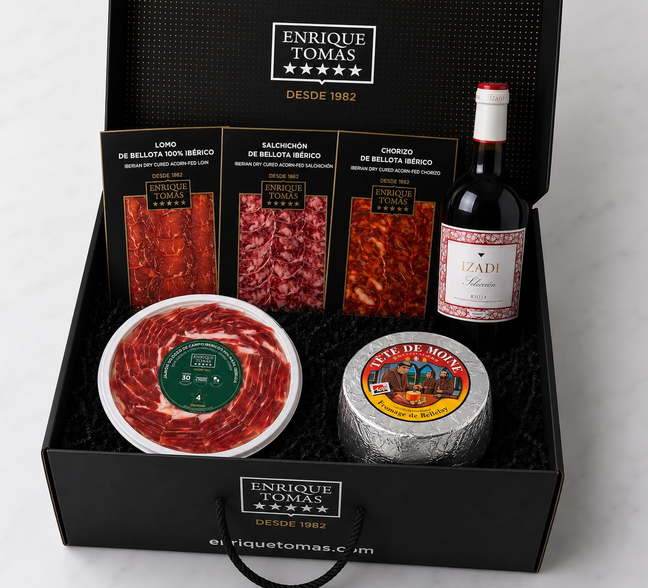 ENRIQUE TOMÁS - Pack Disfrutar Selección: Plato de Jamón de Cebo de Campo 50% raza ibérica + Lomo + Salchichón + Chorizo de Bellota + Queso Tête de Moine y Vino Tinto Izadi