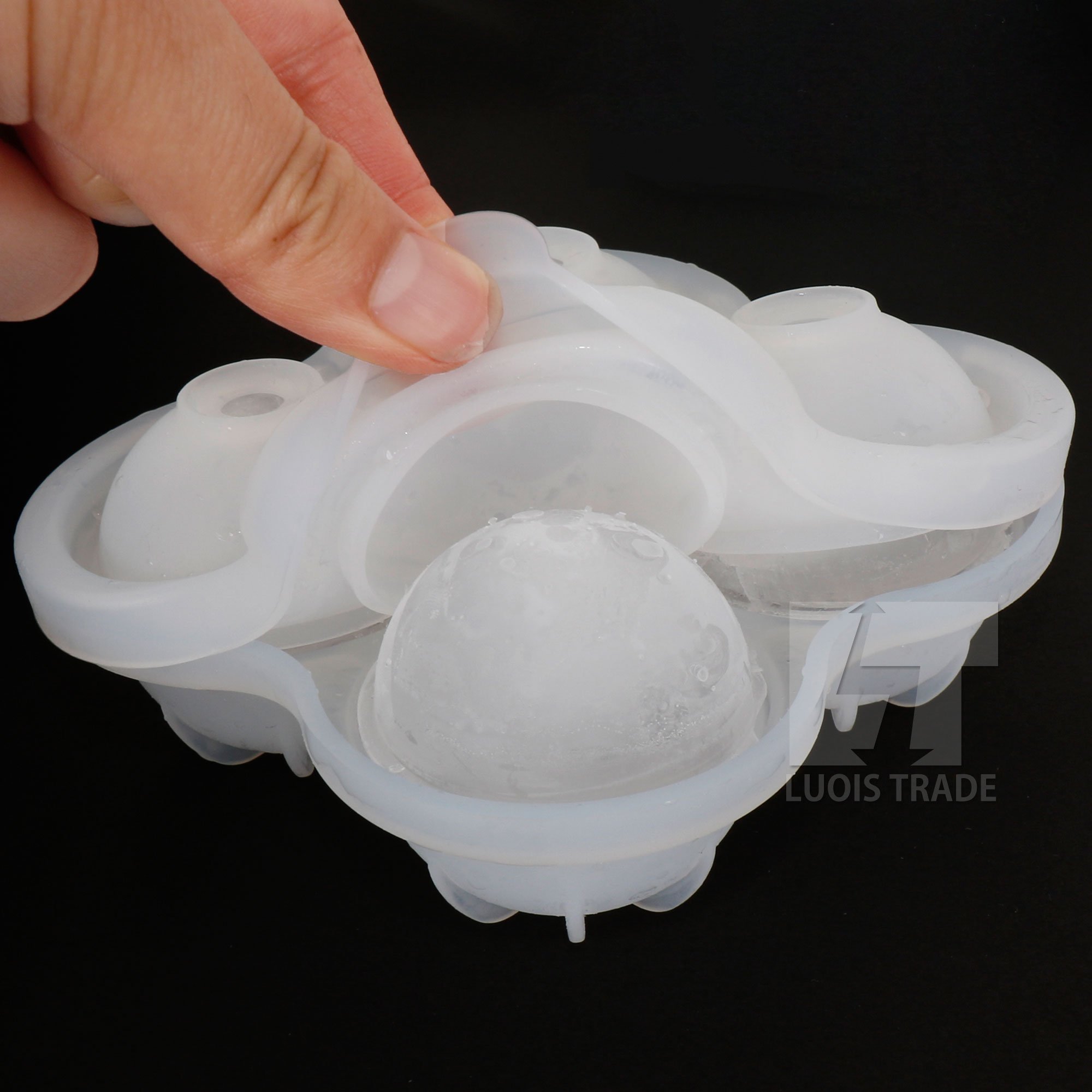 Amazon | アイスボールメーカー シリコン製 製氷皿 4個取り 直径4.5cm