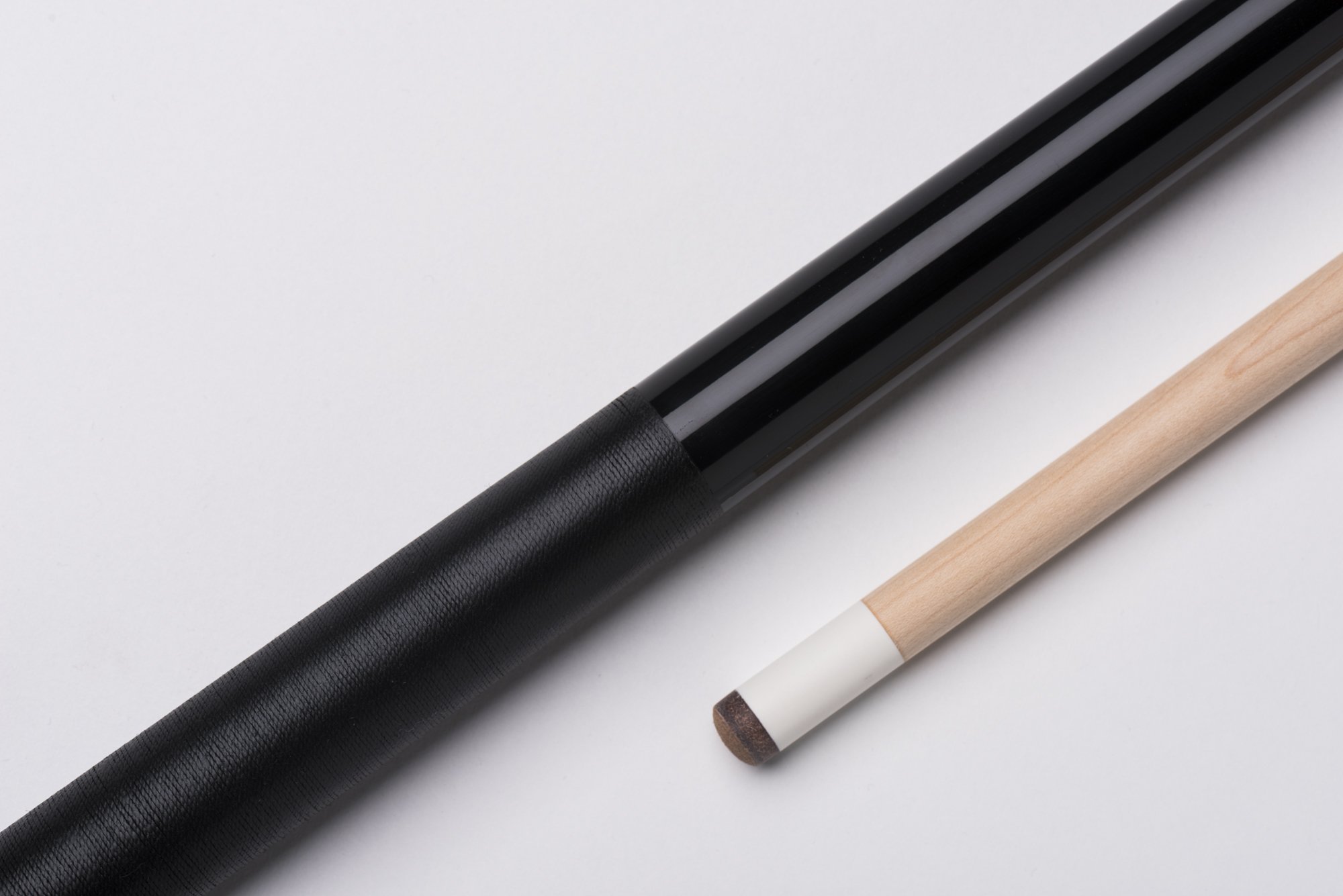 Code Black Billard-Queue schwarz für Poolbillard, 2-teilig, mit Vollholz-Oberteil, Leinen-Griffband und 3/8x10-Gewinde