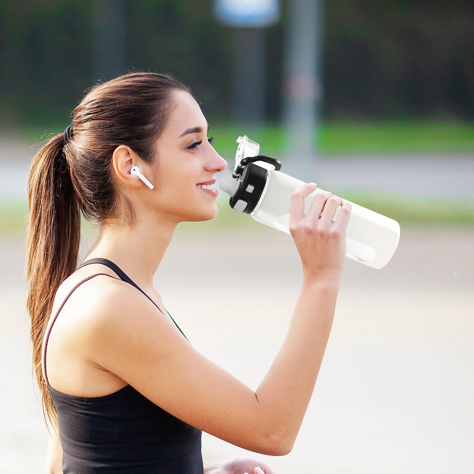 BLUEGO 700ml Bottiglia d'acqua in vetro con manico e cannuccia con manicotto in silicone per sport da palestra all'aperto Bottiglia d'acqua motivazionale a prova di perdite, Bianco