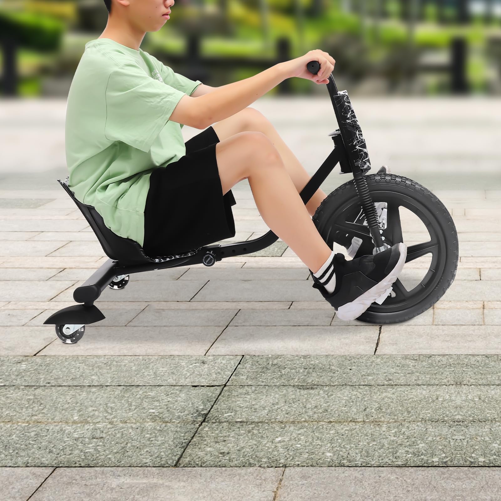 Drift Dreirad, 360° Drift Cart Kinder Scooter Tretauto Rutscher Kinderfahrzeug mit Pedale Verstellbarer Schalensitz Schwarzer Blitz ab 6 Jahren für Straße Spielplatz Hof Park Outdoor