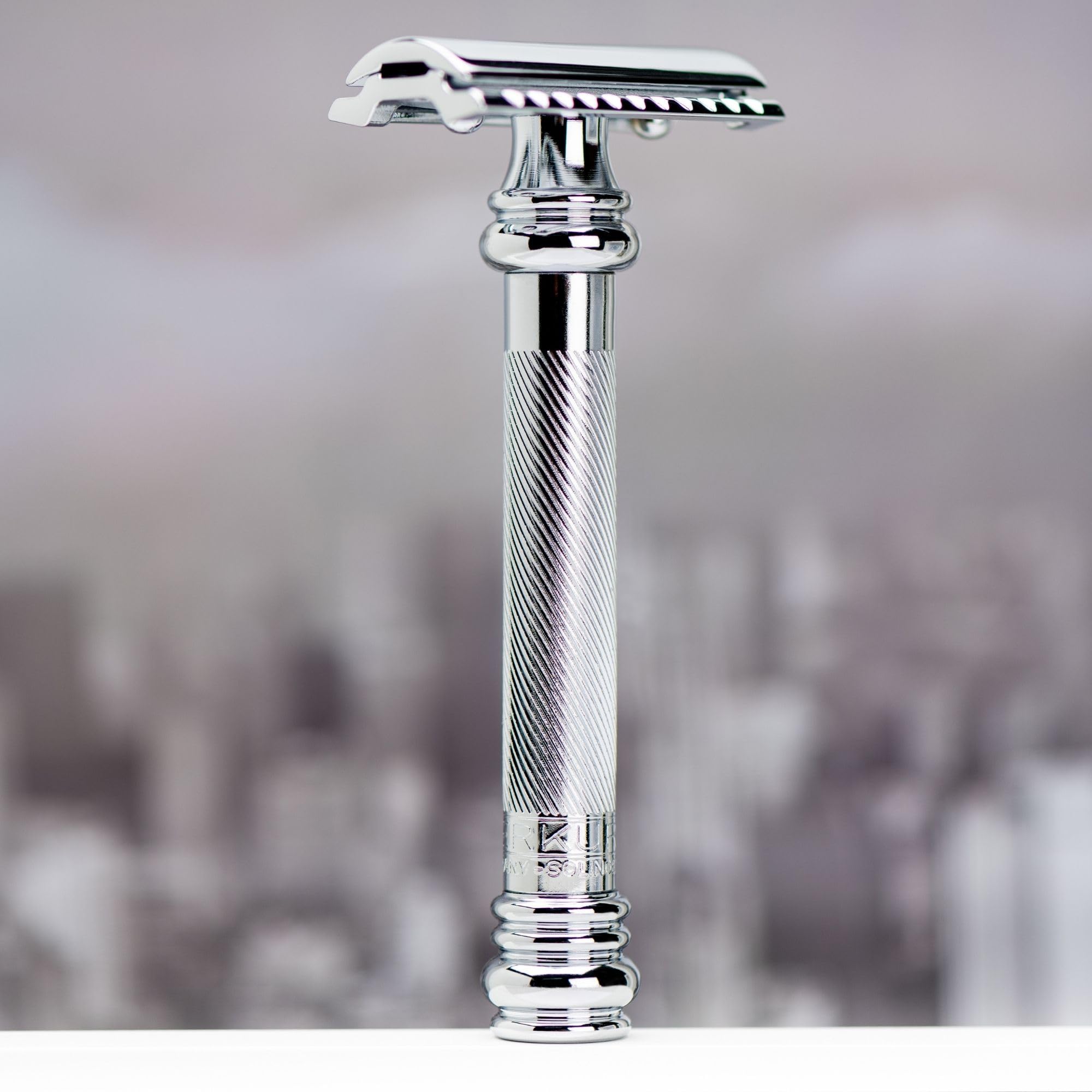 MERKUR Rasoio 38C | Barber Pole cromato lucido | rasoio a due pezzi con taglio dritto | pettine chiuso | ideale per rasatura a umido | zinco pressofuso | manico in ottone | Made in Germany