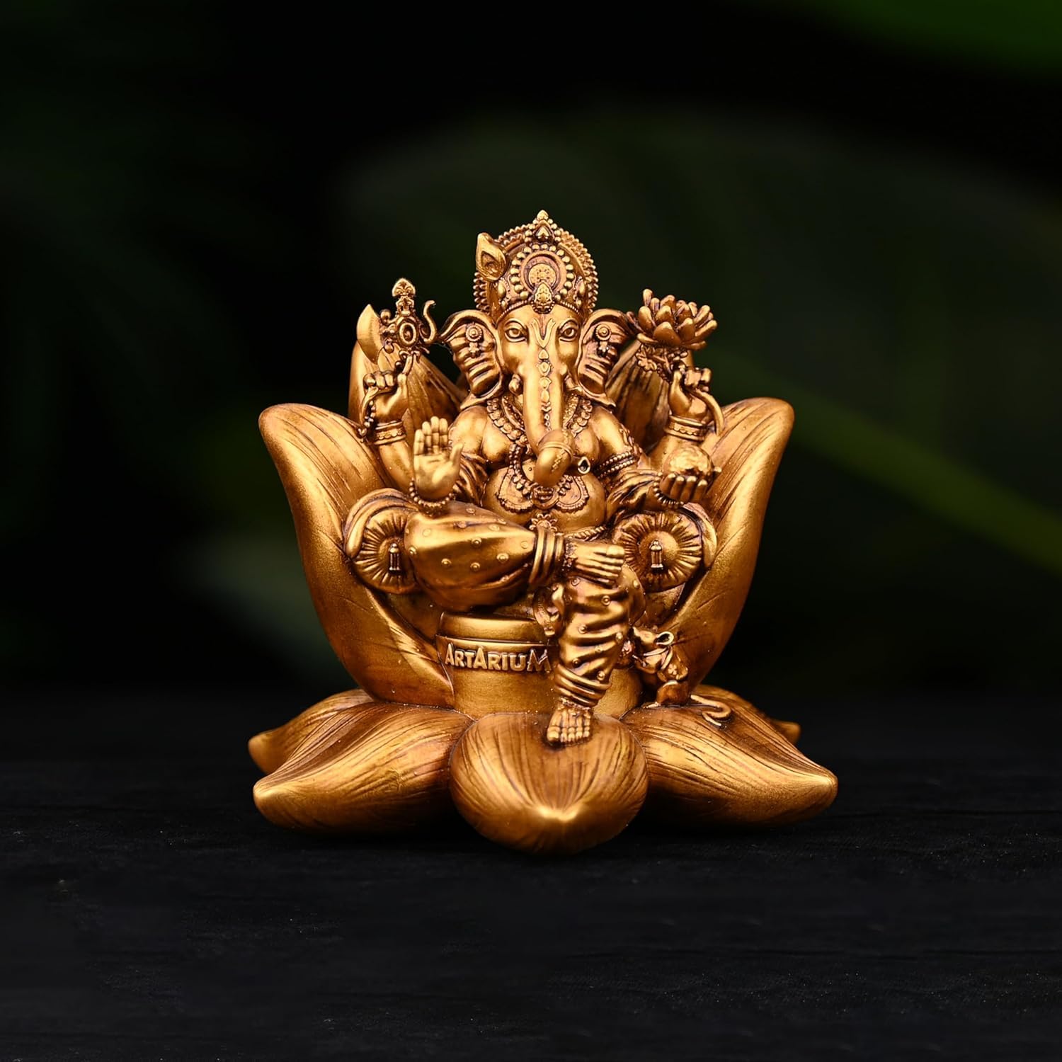Artarium Figurka Ganesha do samochodu, na deskę rozdzielczą, ręcznie robiona, Padma Ganesha, dekoracja świątyni domowej, Ganpati Murti, pozłacana, rozmiar eksponatu – 2.7 cala