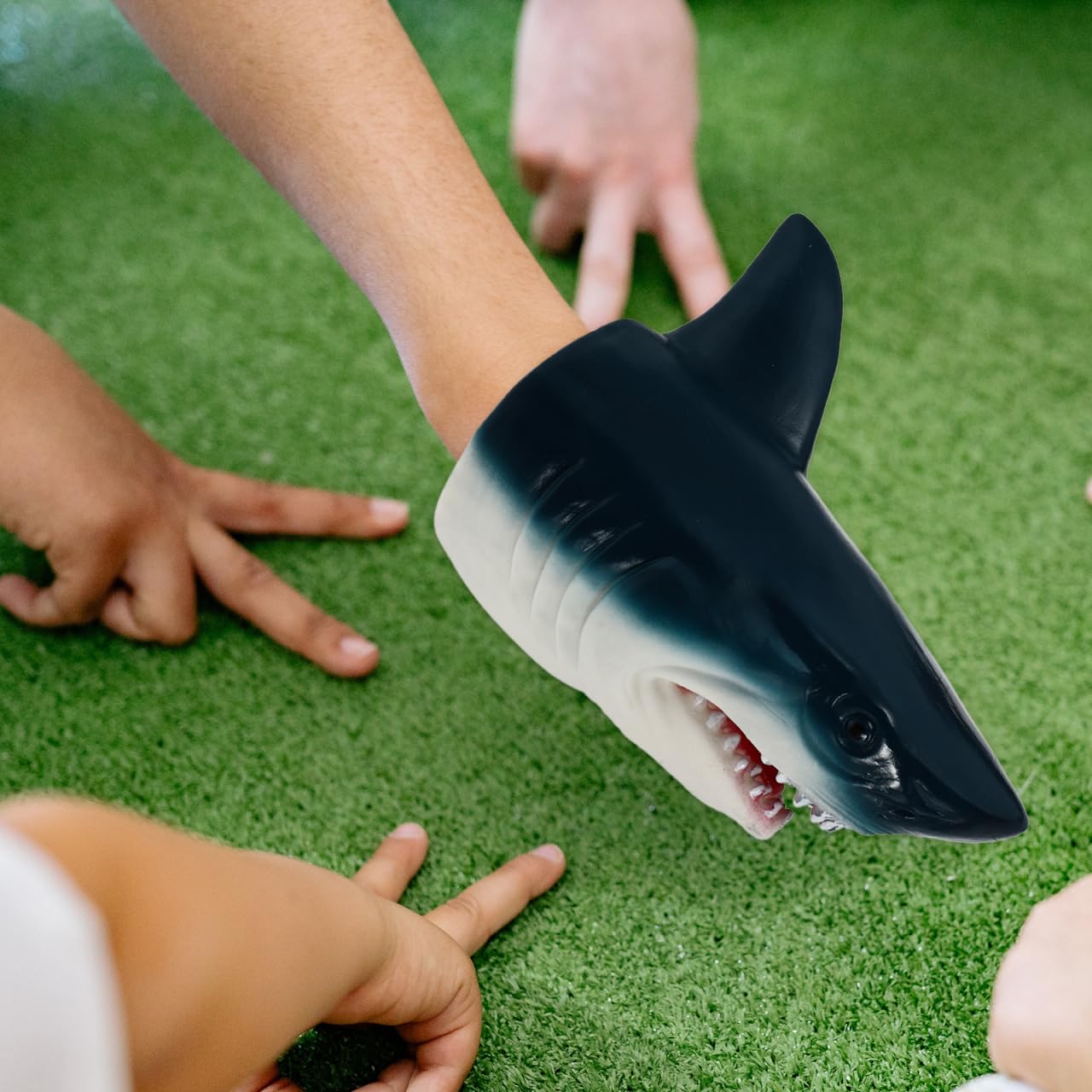 Toyvian Marionnettes Requin - 2 Pièces Tête de Requin Réaliste en Caoutchouc Souple de Jeu de Rôle pour Enfants Jouet Éducatif pour Histoires Spectacles et Anniversaires