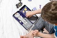 Vista 5 de mierEdu Juego de muñecas magnéticas de vestir, juego de simulación de viaje, juguetes de actividad magnética para niños y niñas de 3, 4, 5, 6 años