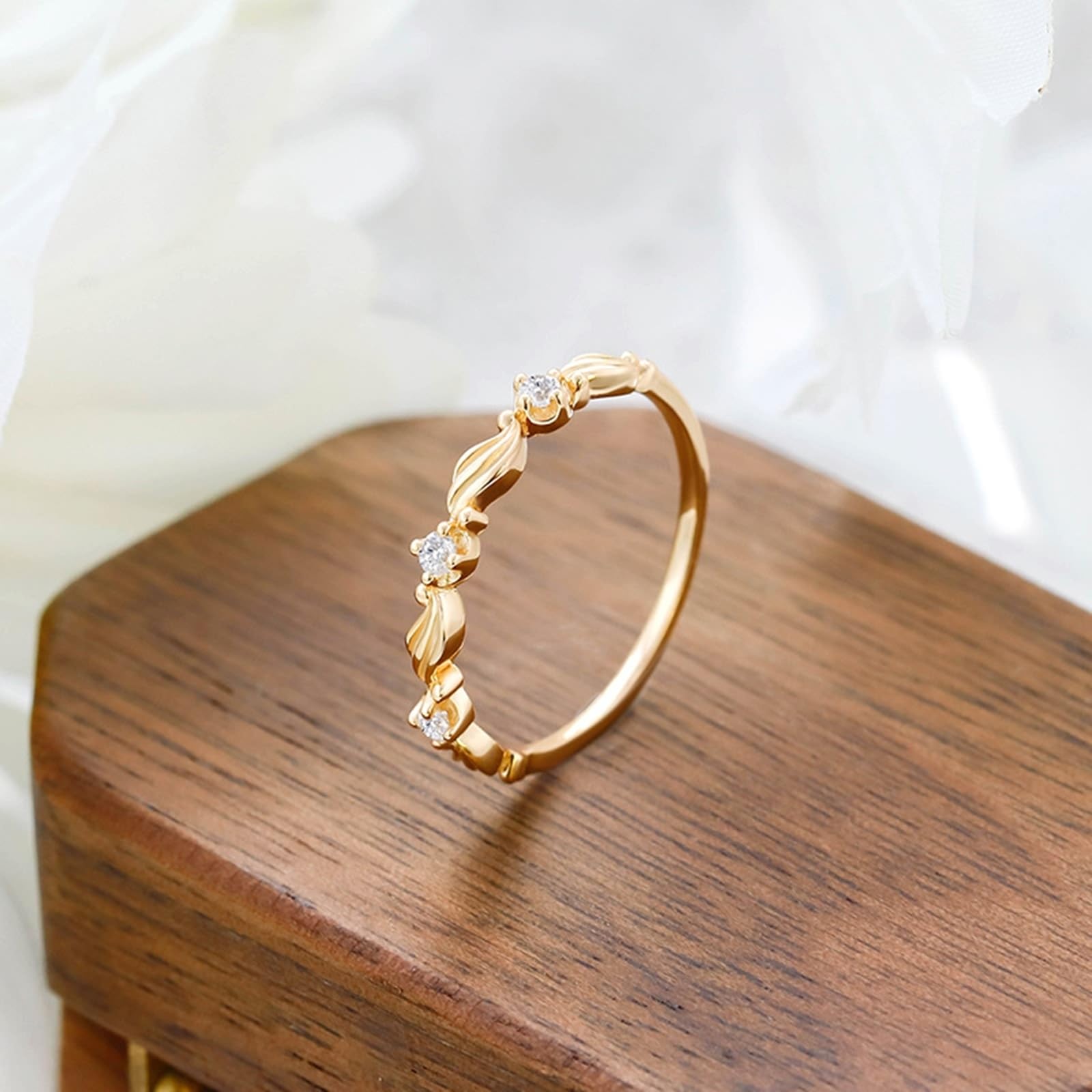Anillo solitario de oro de 9 K/14 K/18 K con moissanita y hojas para parejas