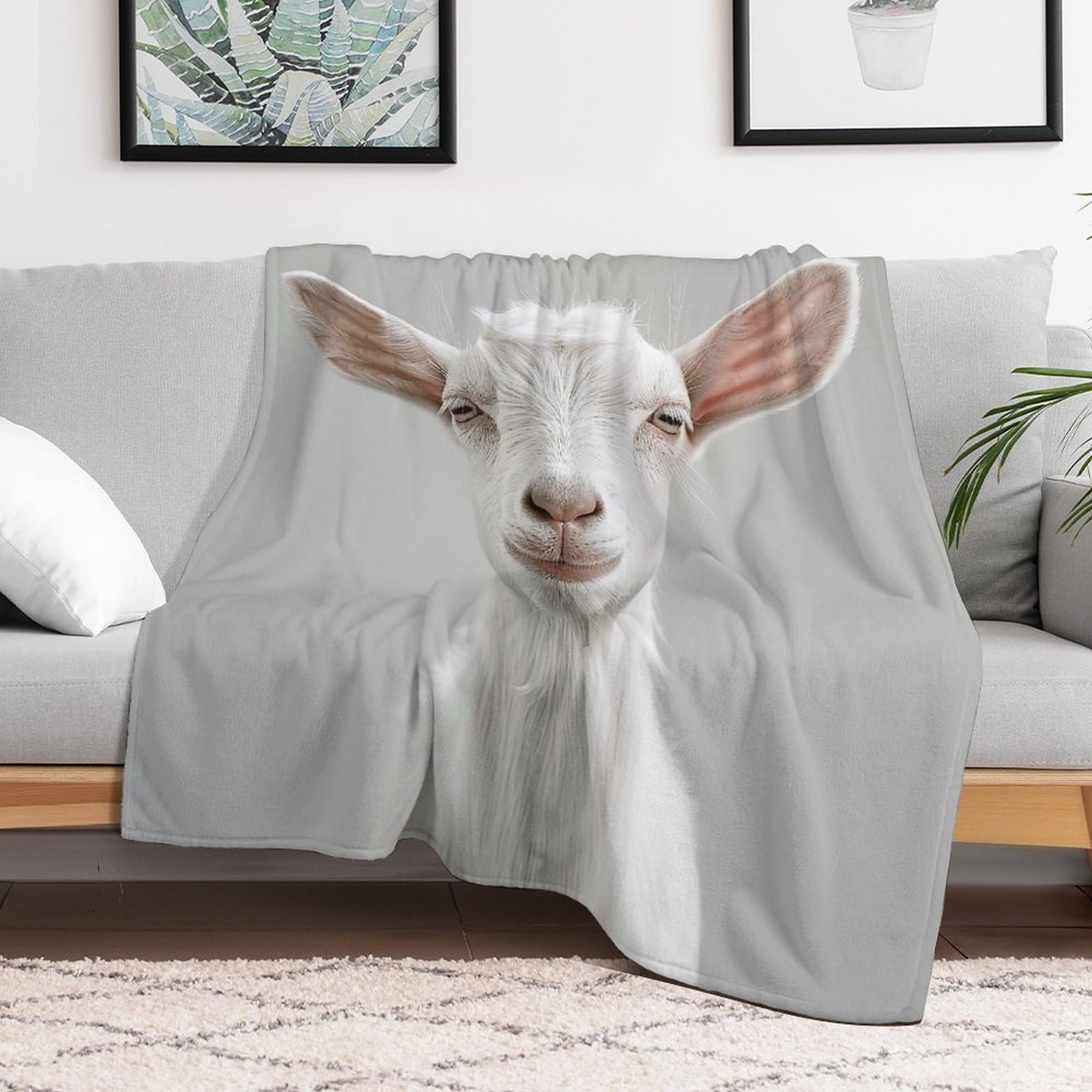 Couverture micro polaire chèvre blanche pour des soirées cocooning chaleureuses sur le canapé