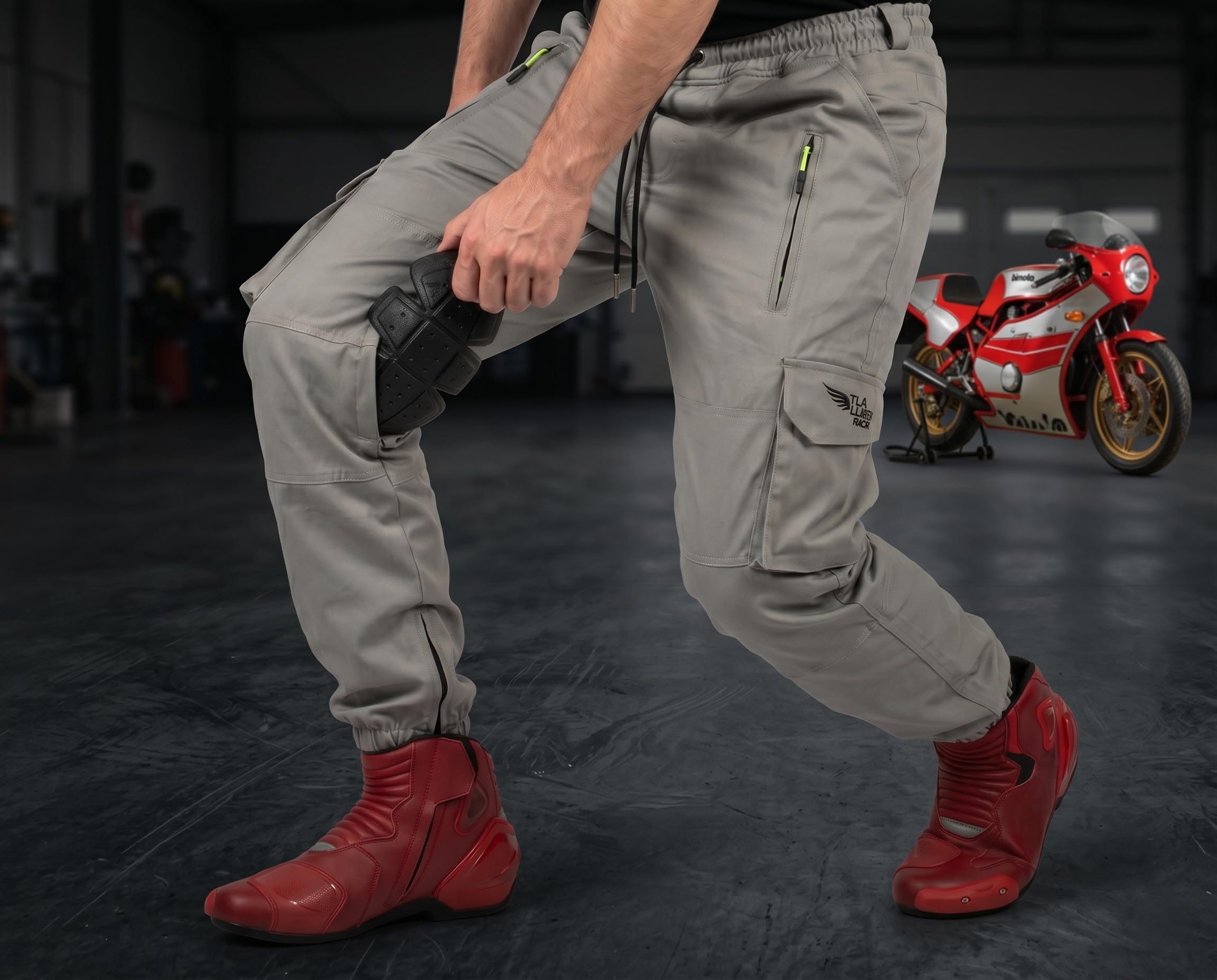 TLA Racer Pantaloni Moto, Protezioni CE, Rinforzi in Aramide. Taglie sino 6XL Uomo, Donna. Ampio Elastico in Vita, Coulisse con Lacci, Varie Tasche e Prese d’Aria. Pantaloni Moto, Scooter
