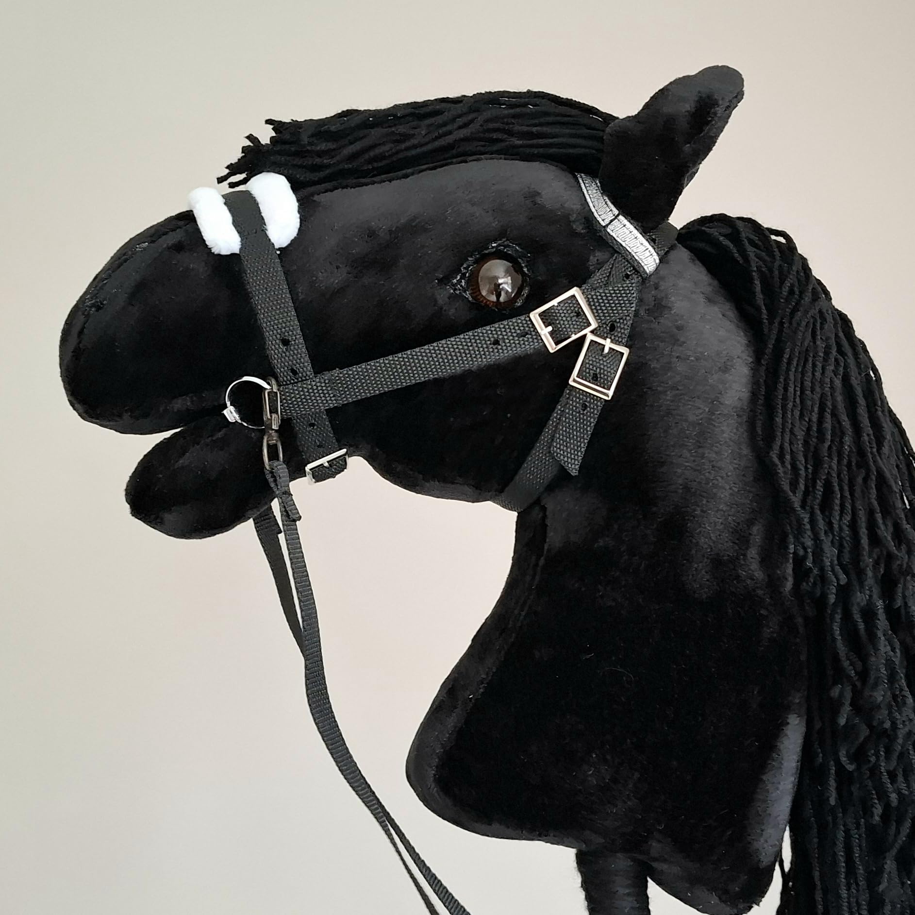 Generisch Steckenpferd A3 Schwarz – Realistisches Hobby Horse Pferd mit Abnehmbarer Trense & Langer Mähne – Großes Steckenpferd für Kinder, Hobby Horsing & Reitsport – Handgefertigt mit Zubehör