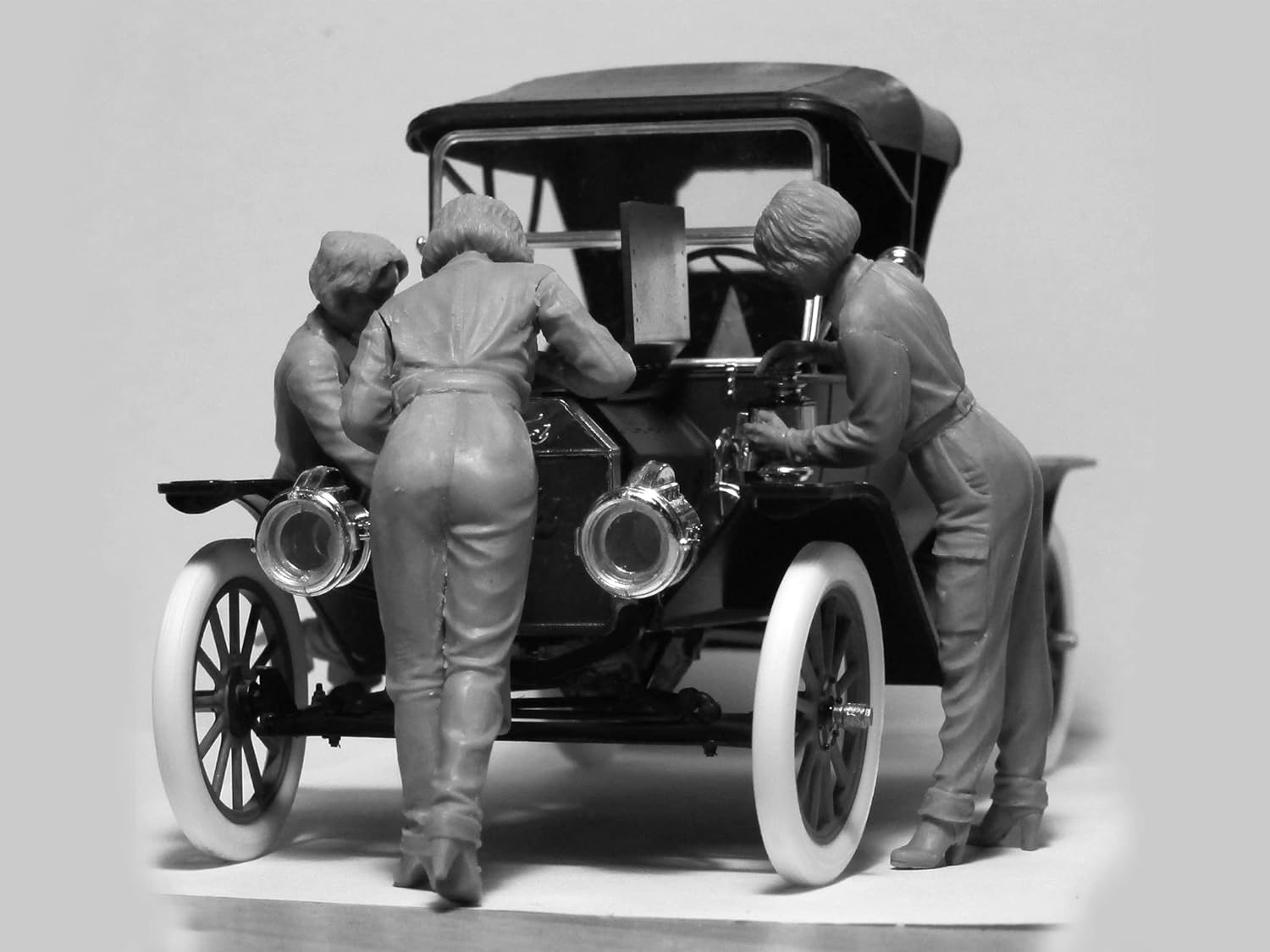 ICM 24009 Plastic Figures Model Kit American Mechanics (1910s) (3 Figures) - Scale 1:24