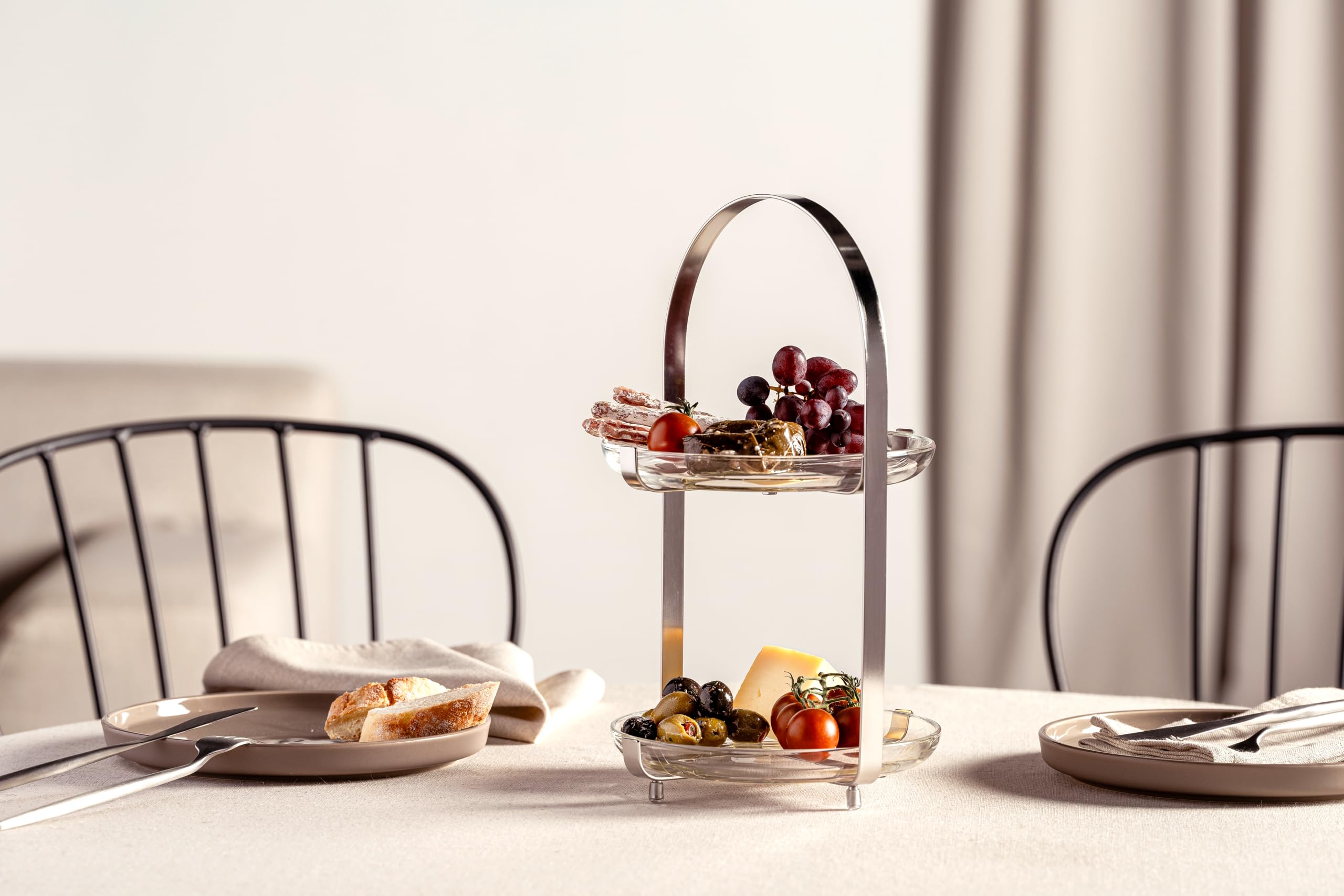 LEONARDO HOME CUCINA Etagere • 1 Stück • Moderne Glasetagere • für Kuchen & Häppchen • elegante Etagere • für Brunch und Buffet • Zeitloses Design • für jede Gelegenheit • Höhe 32 cm • silber • 025365