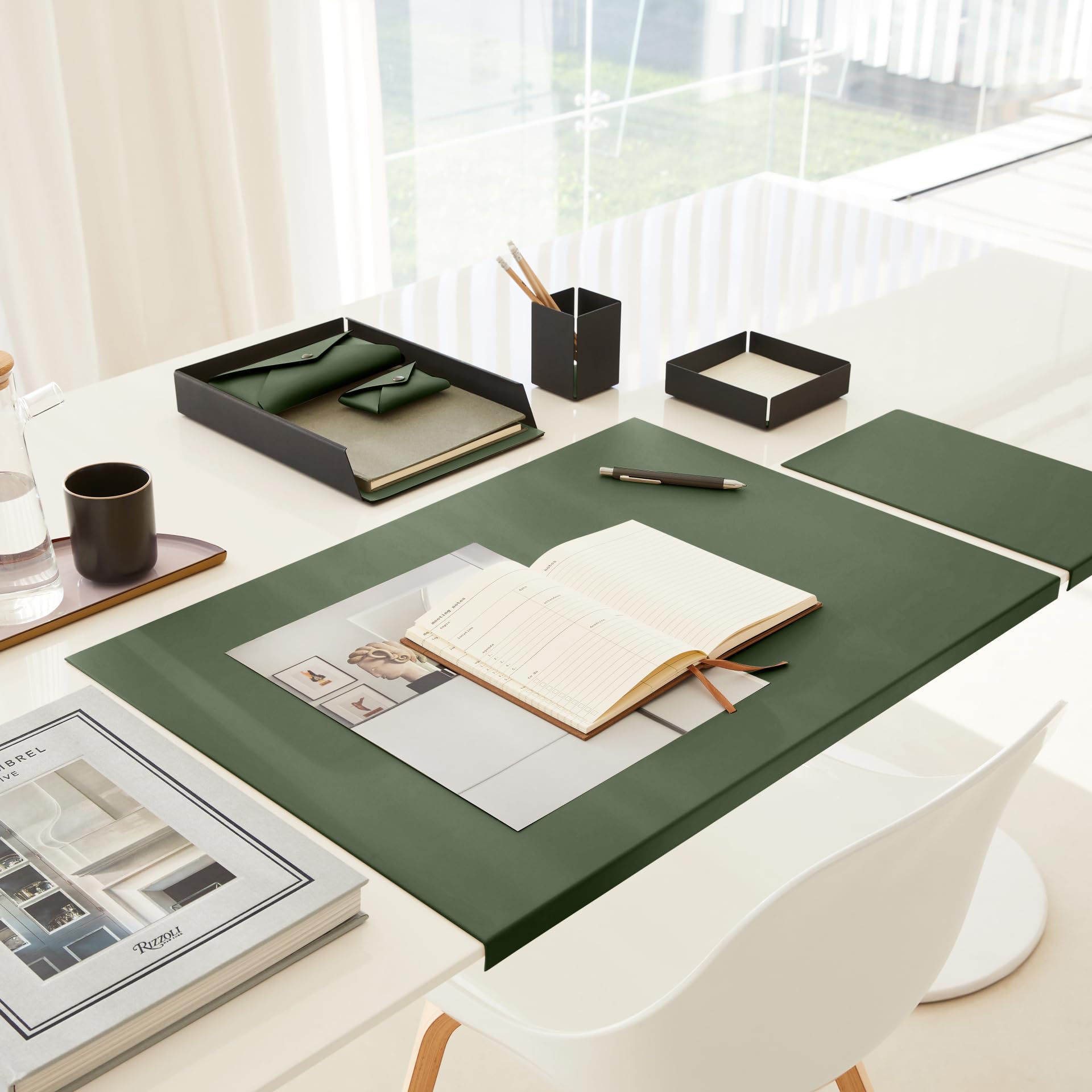 Eglooh - Moire - Set Scrivania Acciaio Nero Opaco - Fondi Interni in Cuoio Verde - 4 Pezzi: Svuotatasche, Portapenne, Porta Documenti, Porta Biglietti da Visita - Made in Italy