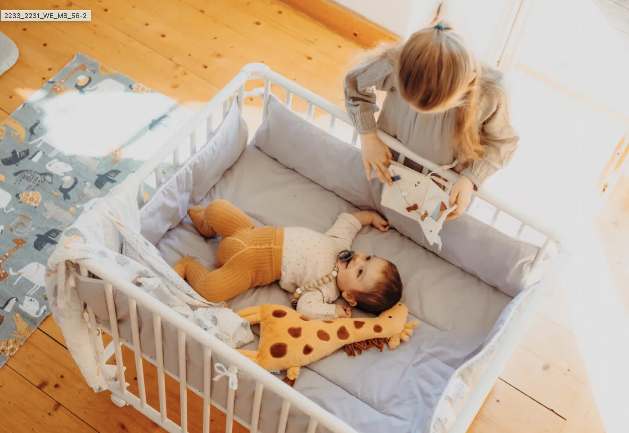Geuther Parc Bébé en Bois Belami Plus – Hauteur Réglable – 76x97 cm – Avec Roulettes – Certifié TÜV – Idéal pour Dormir et Apprendre – Blanc