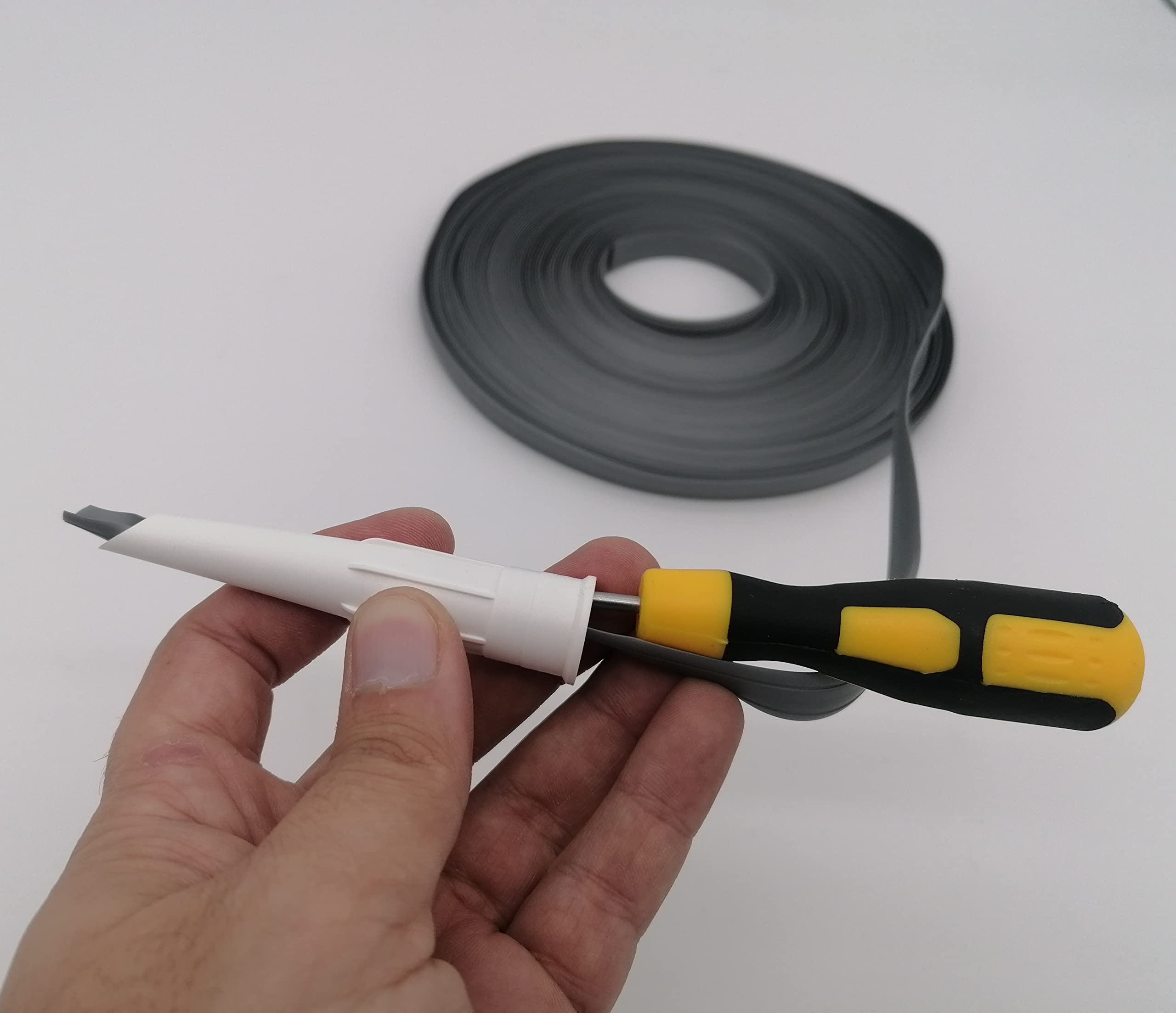 CR-MOESANCO® Kit Cinta Cubre Tornillos Caravana y Autocaravana 12mm con Boquilla Aplicadora | Goma Flexible Protectora de Perfiles Resistencia UV e Impermeable, Rollo 25 Metros (BLANCO)