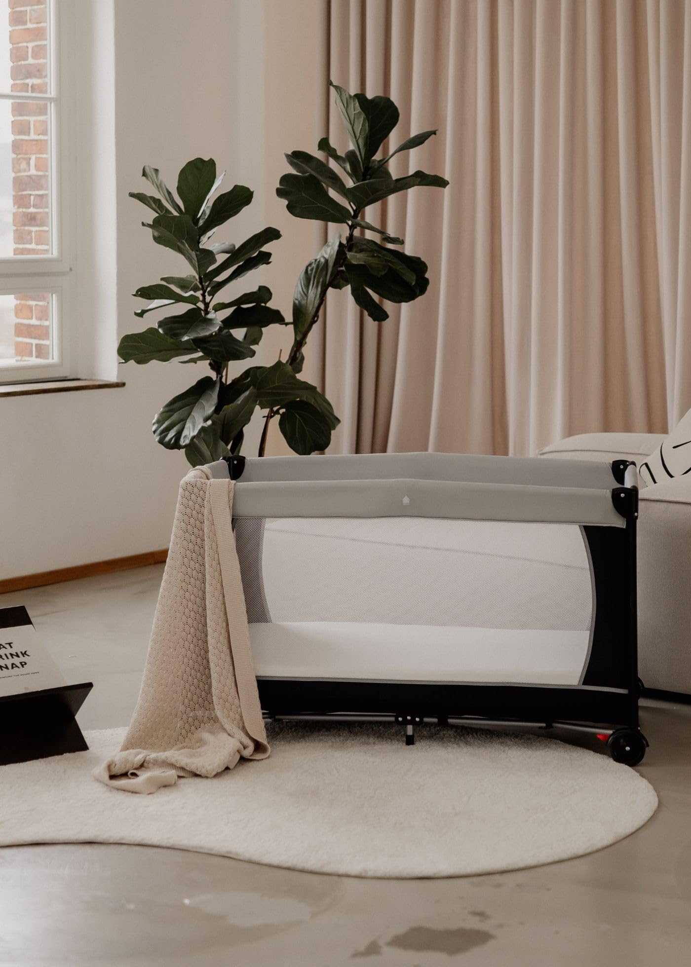 Reisebett 60x120 cm - fold & go - faltbares Babybett mit feststellbaren Rollen & Matratze Cloud Air | ab Geburt bis 15 kg | zusammenklappbar inkl. Tragetasche | leicht und kompakt | schwarz/grau