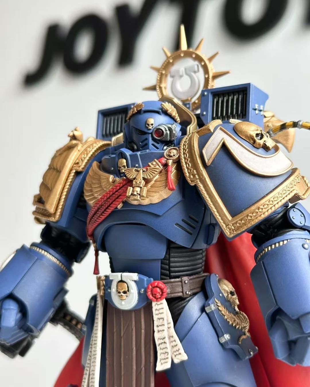 JOYTOY Warhammer 40,000 Ultramarines 1/18 Action Figures Ultramarines Marneus Calgar, Chapter Master with MKX Gravis Armour and Gauntlets of Ultramar Model Collection