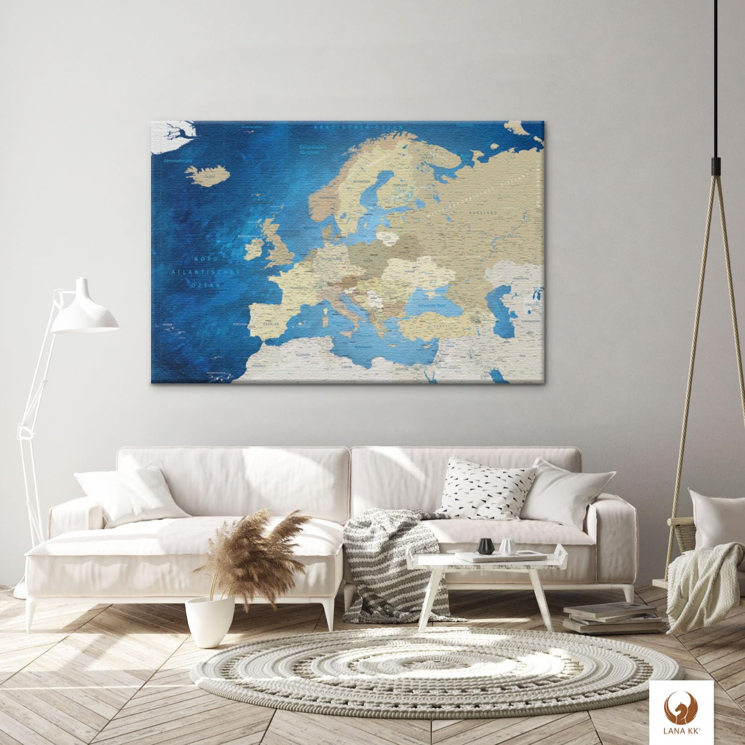 LANA KK - Premium Pinnwand Europakarte - Meerestiefe - Deutsch - in 80 x 60 cm, stabile Rückwand zum Pinnen inkl. Starterkit - Leinwand-Kunstdruck Wandbild Landkarte XXL
