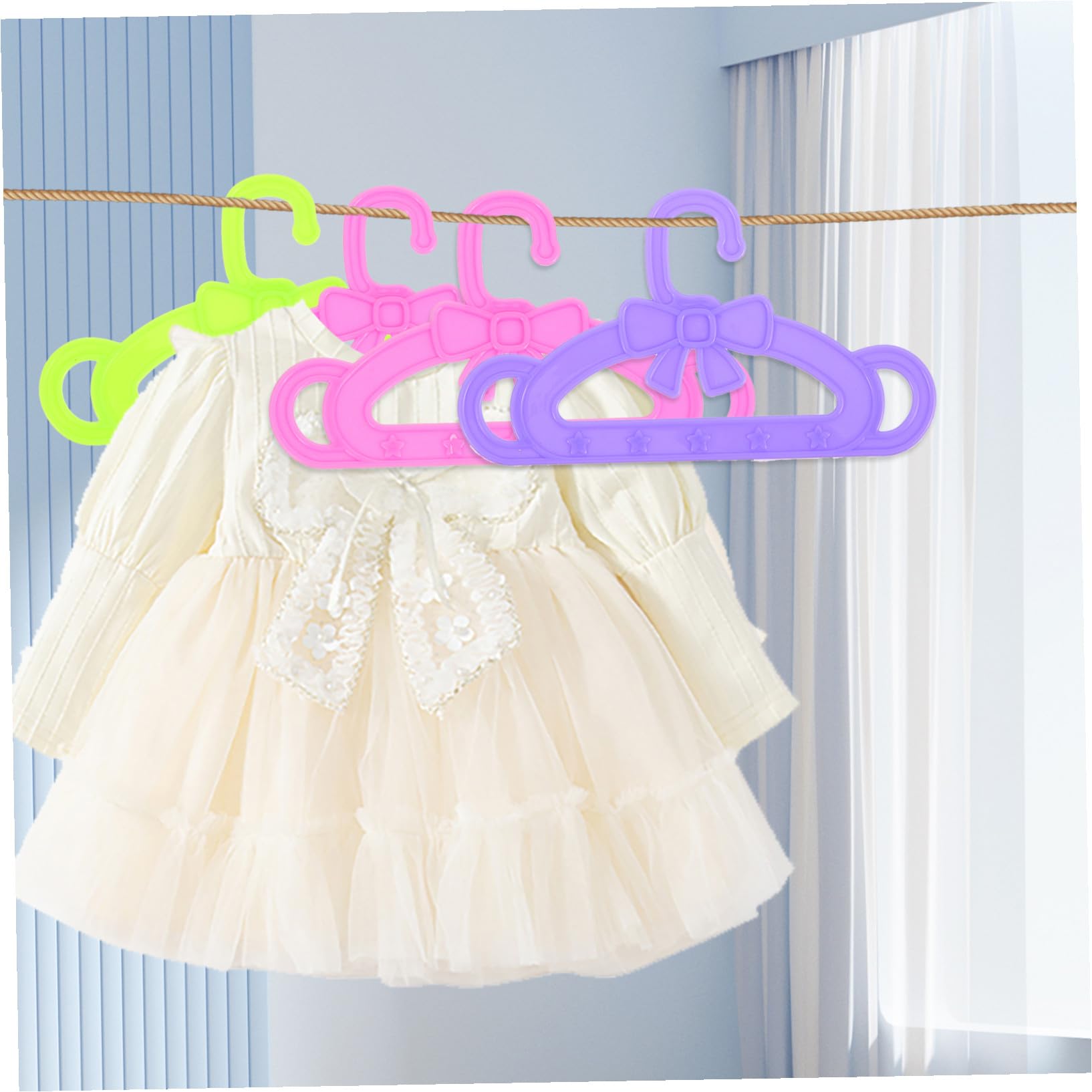 Perchas para Ropa de Muñecas 15 Piezas de Plástico para Niñas | Accesorios para Muñecas, 18 Pulgadas, Surtido Rosa Verde y Morado, para Navidad y Año
