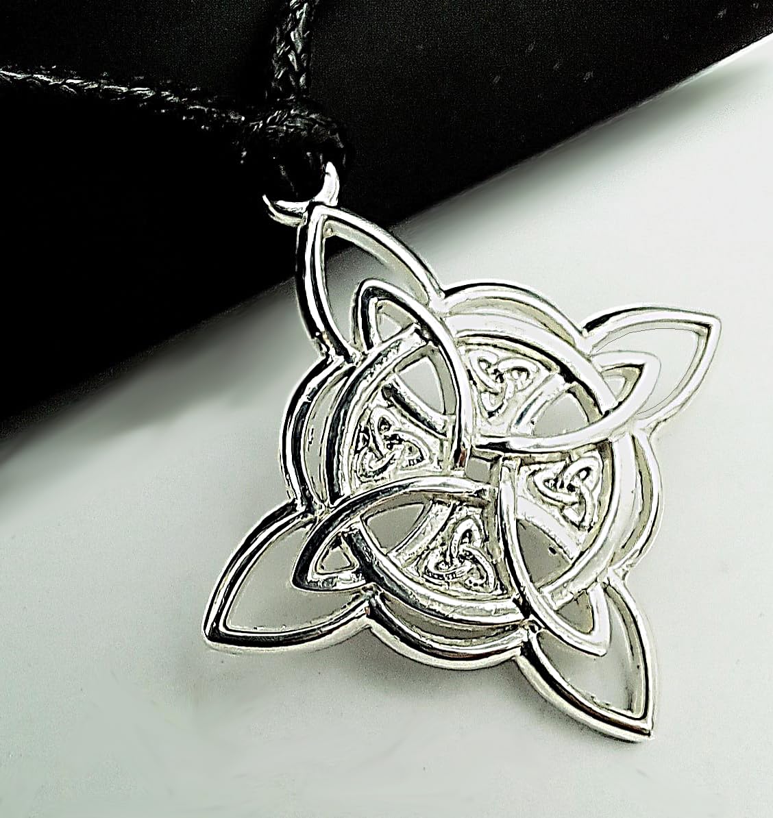 Collar Nudo de Bruja Plata de ley - colgantes nudo de bruja - amuleto protector nudo de brujas - Grande 30 mm- pequeño 25 mm - Incluye Cordón Negro con Nudos Corredizos