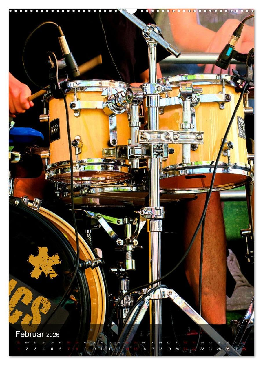 Schlagzeug in Concert (hochwertiger Premium Wandkalender 2026 DIN A2 hoch), Kunstdruck in Hochglanz: Stimmungsvolle Konzertfotografien von Drum-Sets aus verschiedenen Perspektiven (CALVENDO Kunst)