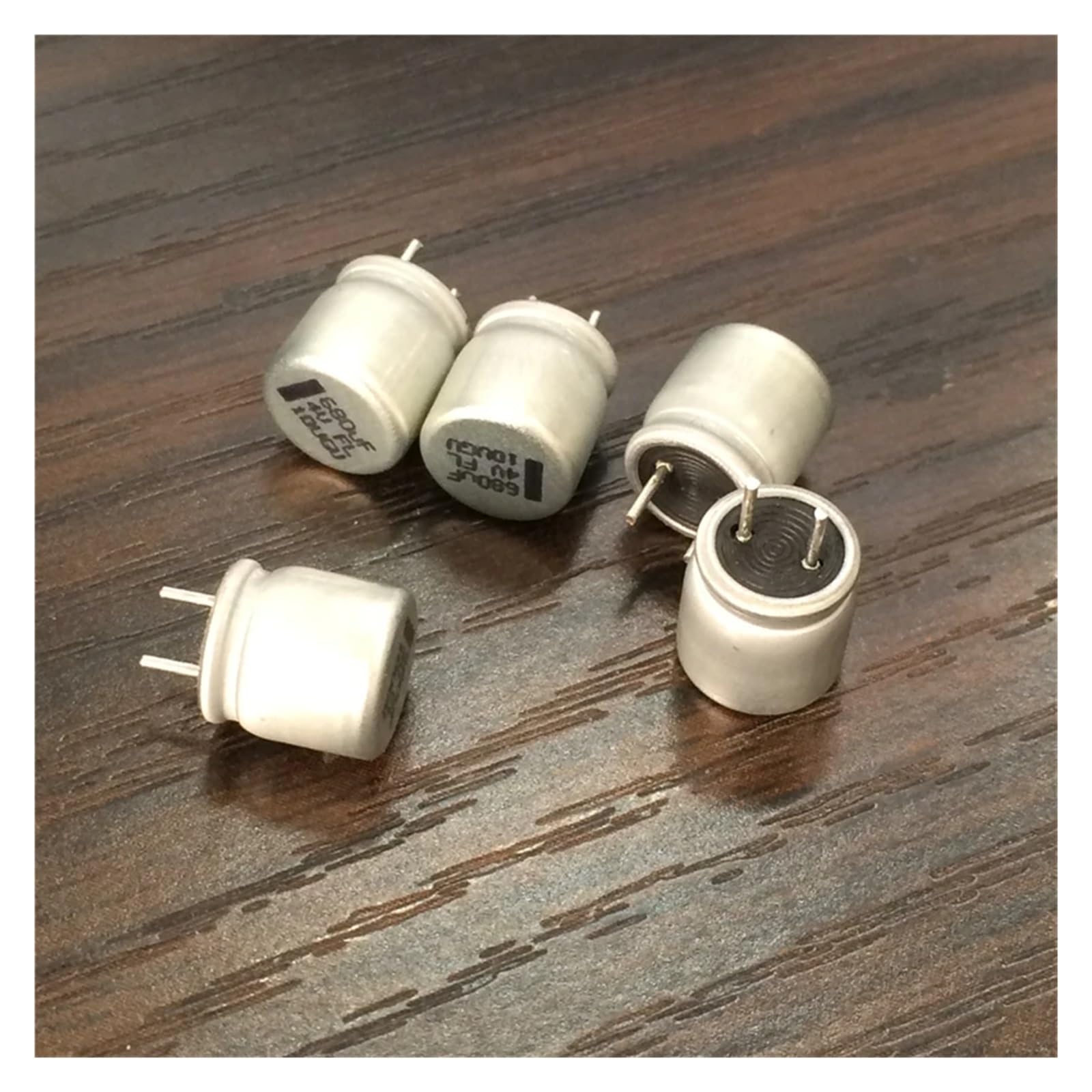 680uF 4V 8x9mm Low 4V680uF VGA/kondensator płyty głównej IDGTTLDF (100 szt.)