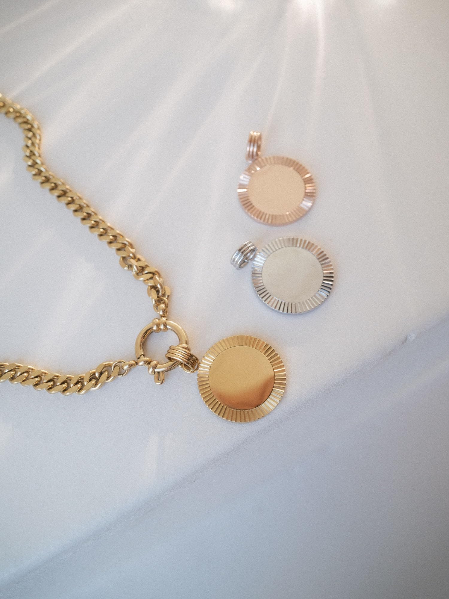 Purelei Inner Circle Charm – personalisierbarer Gravur-Anhänger mit Sonnenstrahlen-Optik – Edelstahl, 14K/18K vergoldet – 21,9 mm Ø – Schmuck mit Bedeutung – Wasserfest