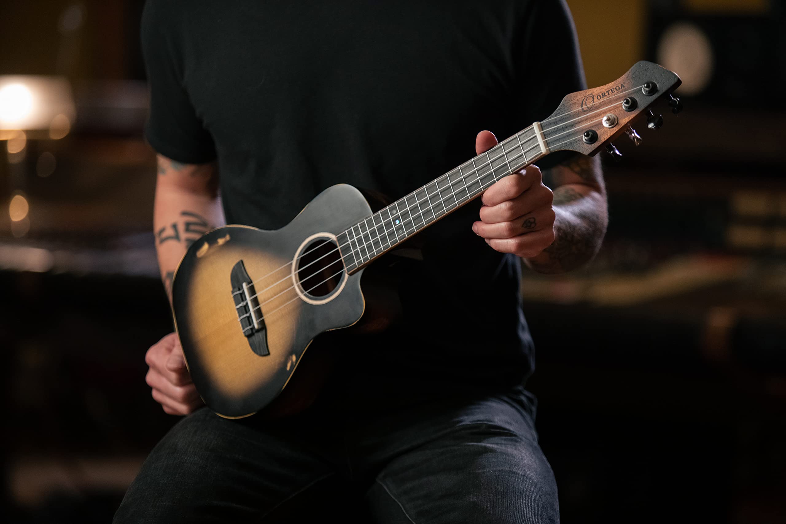 Ortega Guitars Ukulele Concerto Elettro-Acustico – The Private Room Series – Gig Bag Inclusa – Alaskan Abete Rosso / Mogano, Distressed Finish (DSSUITE-UKE)