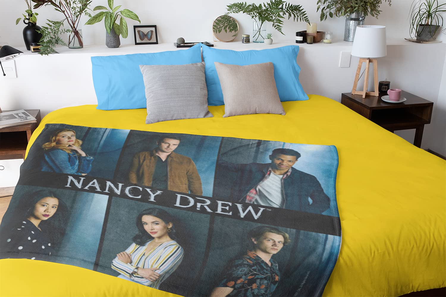 INTIMO Nancy Drew Plüsch-Decke 127x152 Cm – Offiziell Lizenzierte Charakter-Decke Mit Allen Hauptfiguren Aus Der Serie